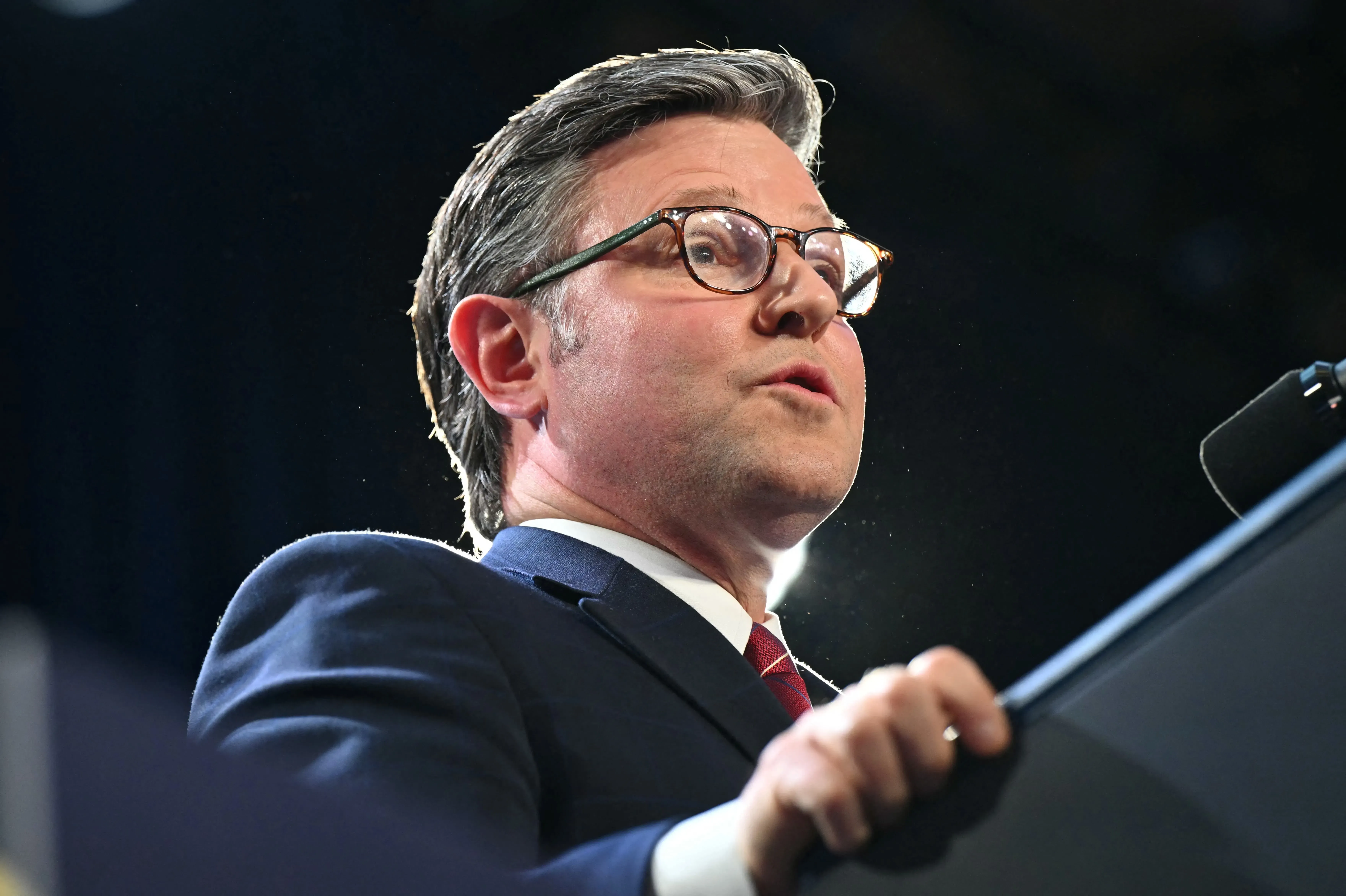 مايك جونسون يتحدث في مؤتمر، مع التركيز على قضايا ارتفاع أسعار الوقود وتحديات الحزب الجمهوري في العام الانتخابي.