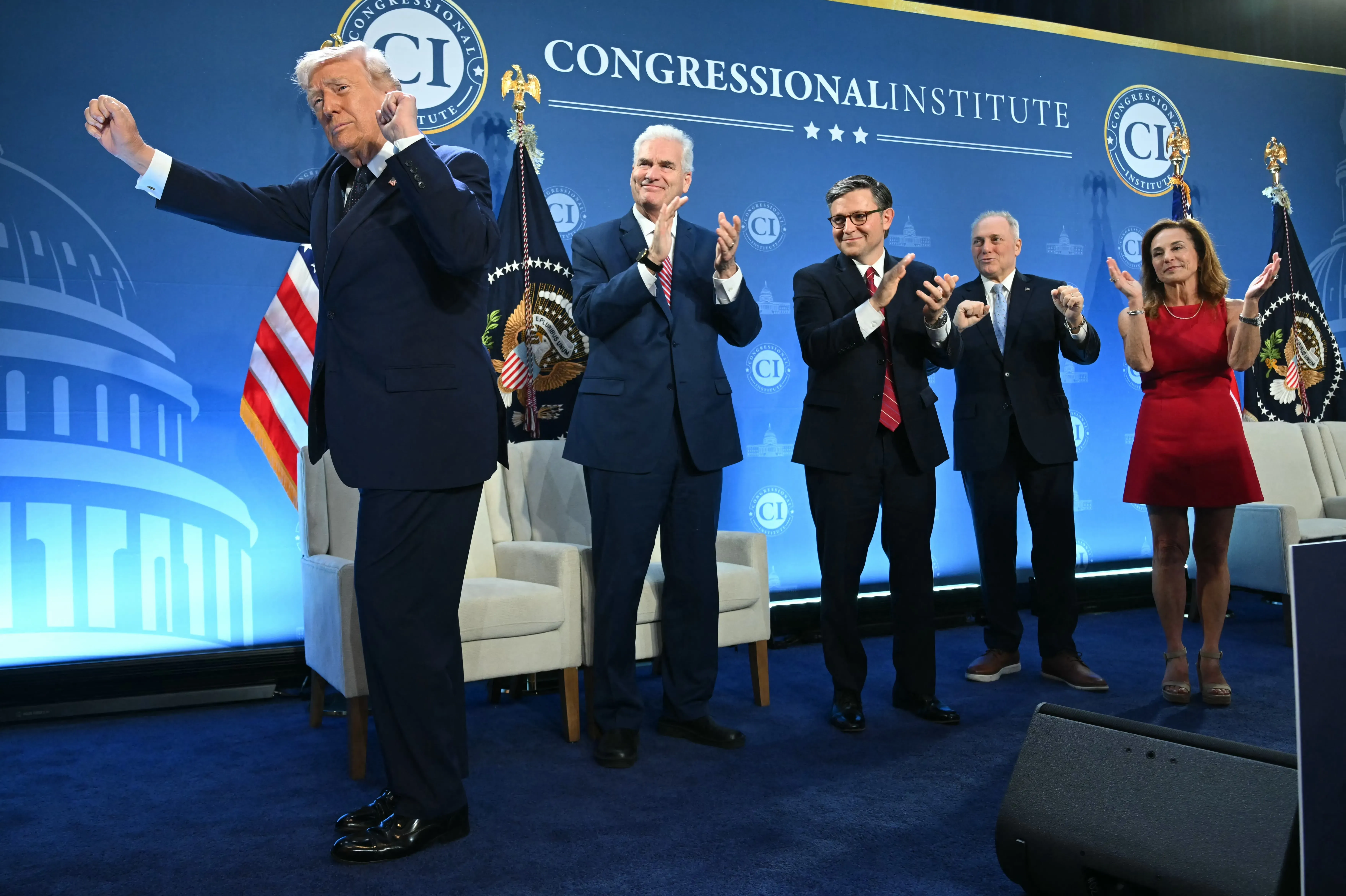 رئيس مجلس النواب مايك جونسون يتحدث في حدث مع قادة جمهوريين، حيث يناقشون تحديات ارتفاع أسعار الوقود وأجندتهم الانتخابية.