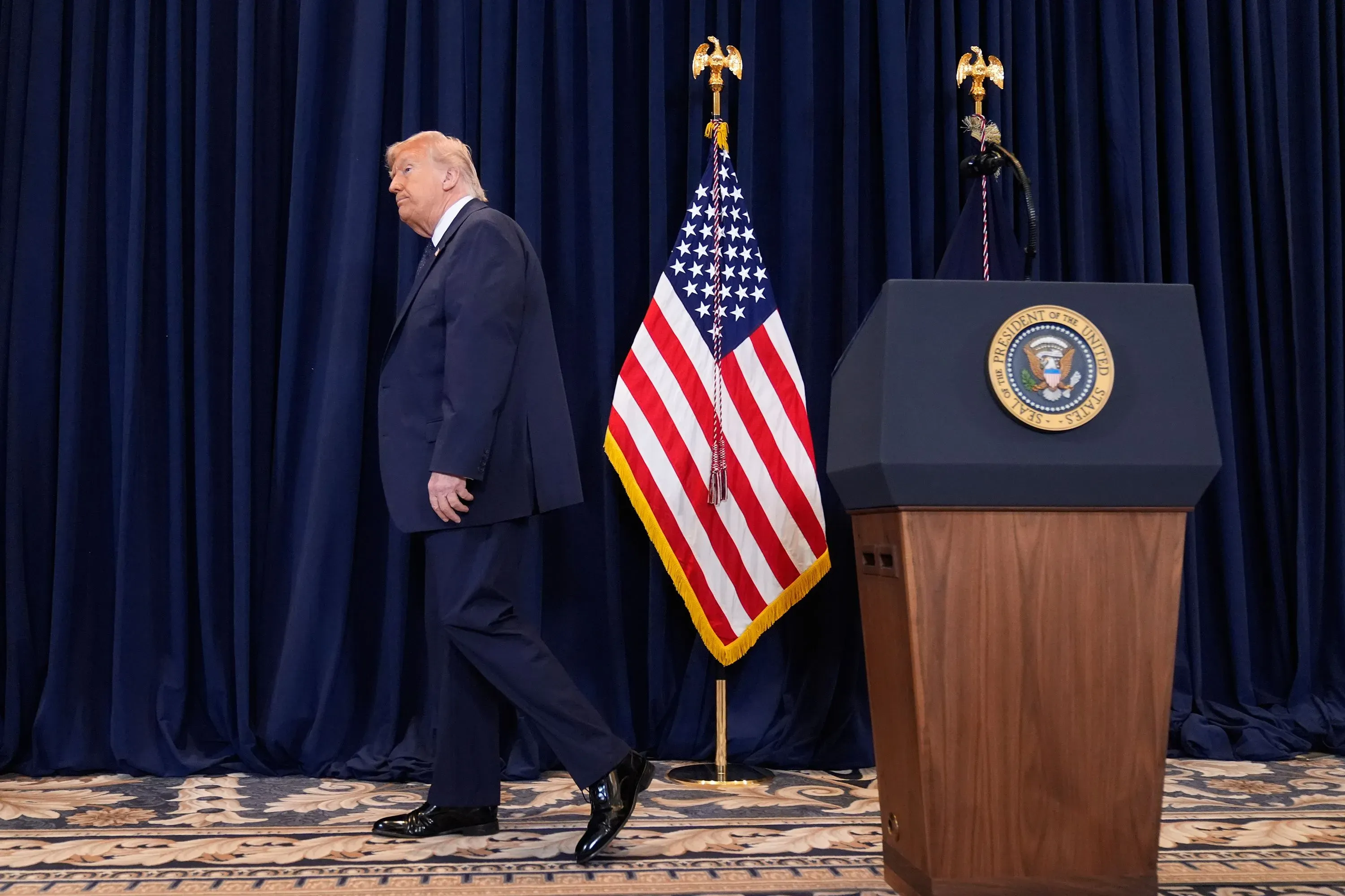 مايك جونسون يغادر منصة التصريحات، مع العلم الأمريكي خلفه، في سياق مناقشات حول ارتفاع أسعار الوقود وأولويات الجمهوريين.