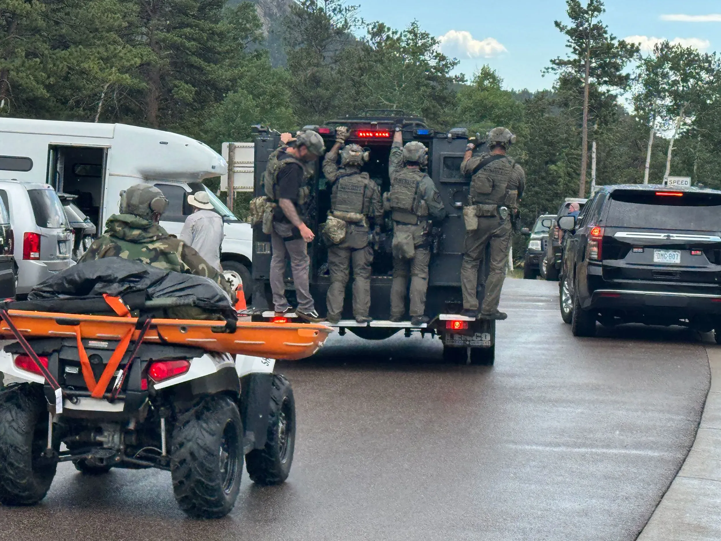 تجمع قوات إنفاذ القانون في متنزه ستونتون ستيت بارك بحثًا عن مشتبه به بعد حادث طعن حارس. تظهر الصورة مركبات الشرطة والضباط في موقع الحادث.