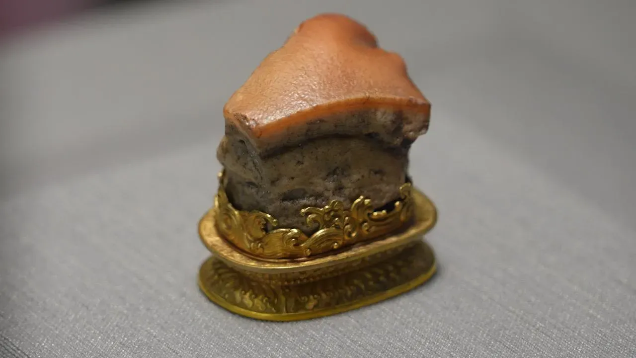 منحوتة من الجاديت تمثل ملفوفًا صينيًا، تظهر تفاصيل دقيقة مثل الحشرات، وتعتبر نقطة الجذب الرئيسية في متحف القصر الوطني بتايبيه.