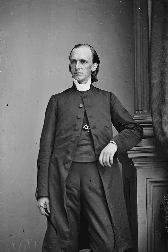 صورة تاريخية للأسقف هنري بنيامين ويبل، يرتدي زيًا أسقفيًا، مع تعبير جاد، تعكس إرثه في الدفاع عن حقوق الأمريكيين الأصليين.