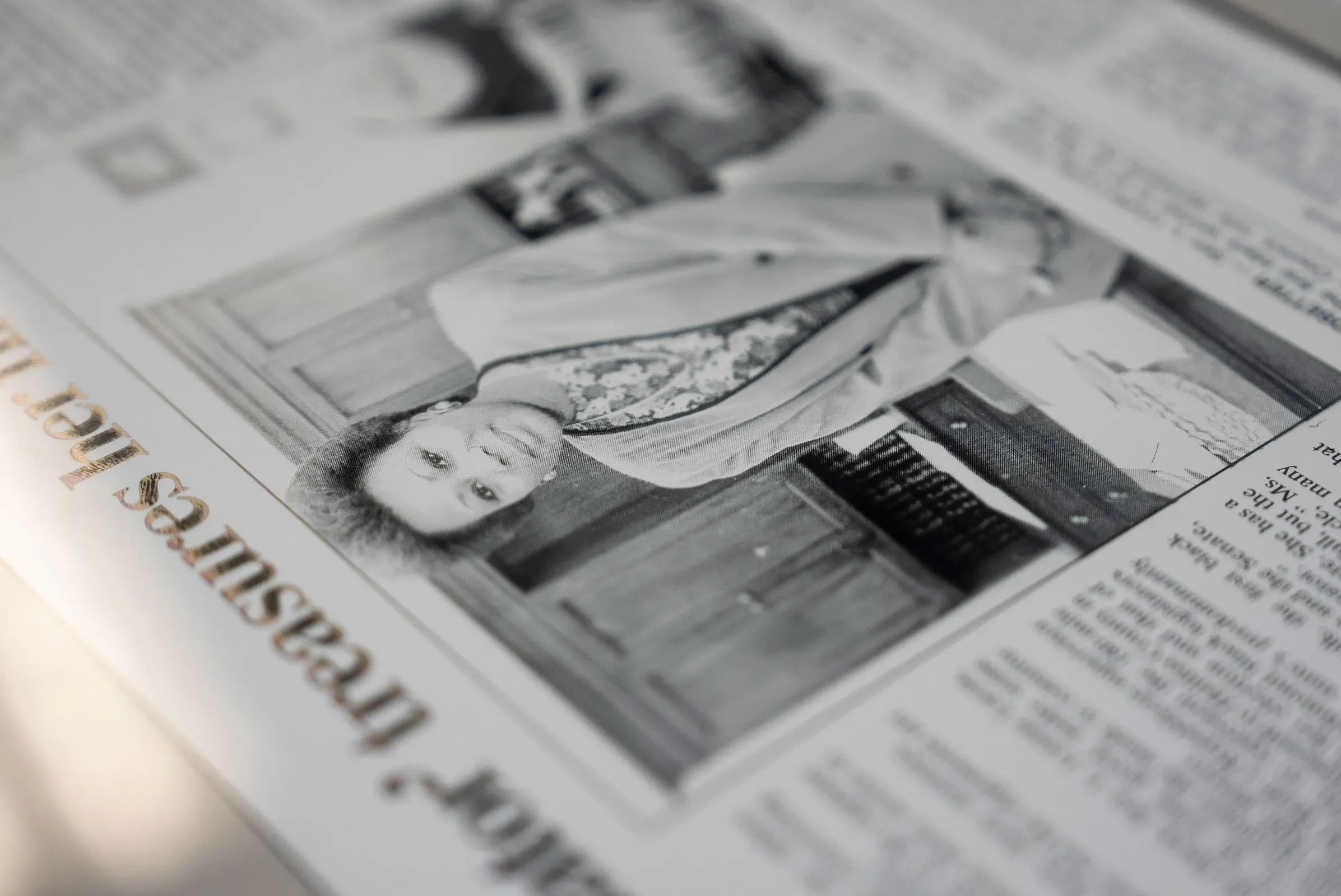 صورة تظهر لويز لوكاس، الرئيسة المؤقتة لمجلس الشيوخ في فرجينيا، خلال مؤتمر صحفي، تعكس دورها القيادي في السياسة ومواجهة التلاعب الانتخابي.