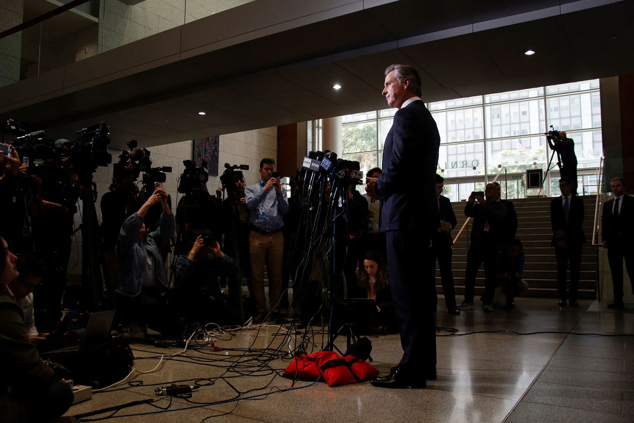 غافين نيوسوم، حاكم كاليفورنيا، يتحدث أمام مجموعة من الصحفيين خلال مؤتمر صحفي حول الإفراج المشروط عن الأخوين مينينديز.