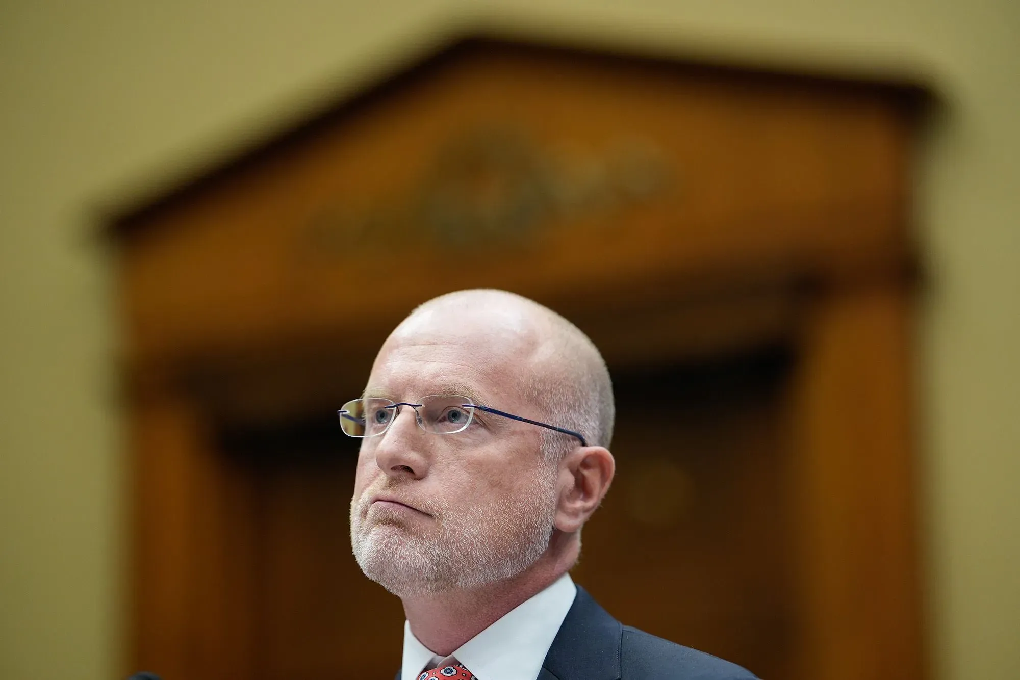 تظهر الصورة بريندان كار، رئيس لجنة الاتصالات الفيدرالية، أثناء جلسة استماع، مما يعكس الجدل حول قواعد "الوقت المتساوي" وتأثيرها على البرامج التلفزيونية.