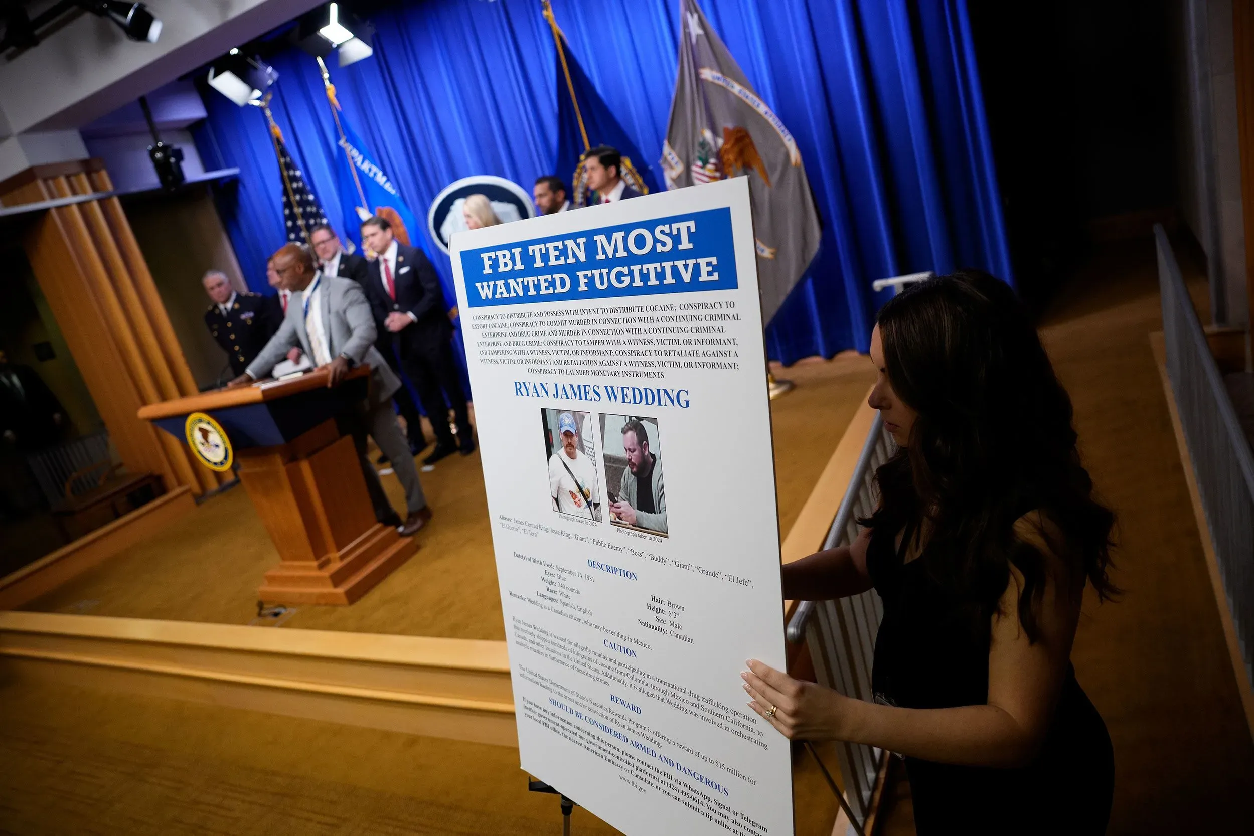 مؤتمر صحفي لمكتب التحقيقات الفيدرالي للإعلان عن ريان ويدينج كأحد أكثر عشرة هاربين مطلوبين، مع عرض لوحة معلومات عنه.