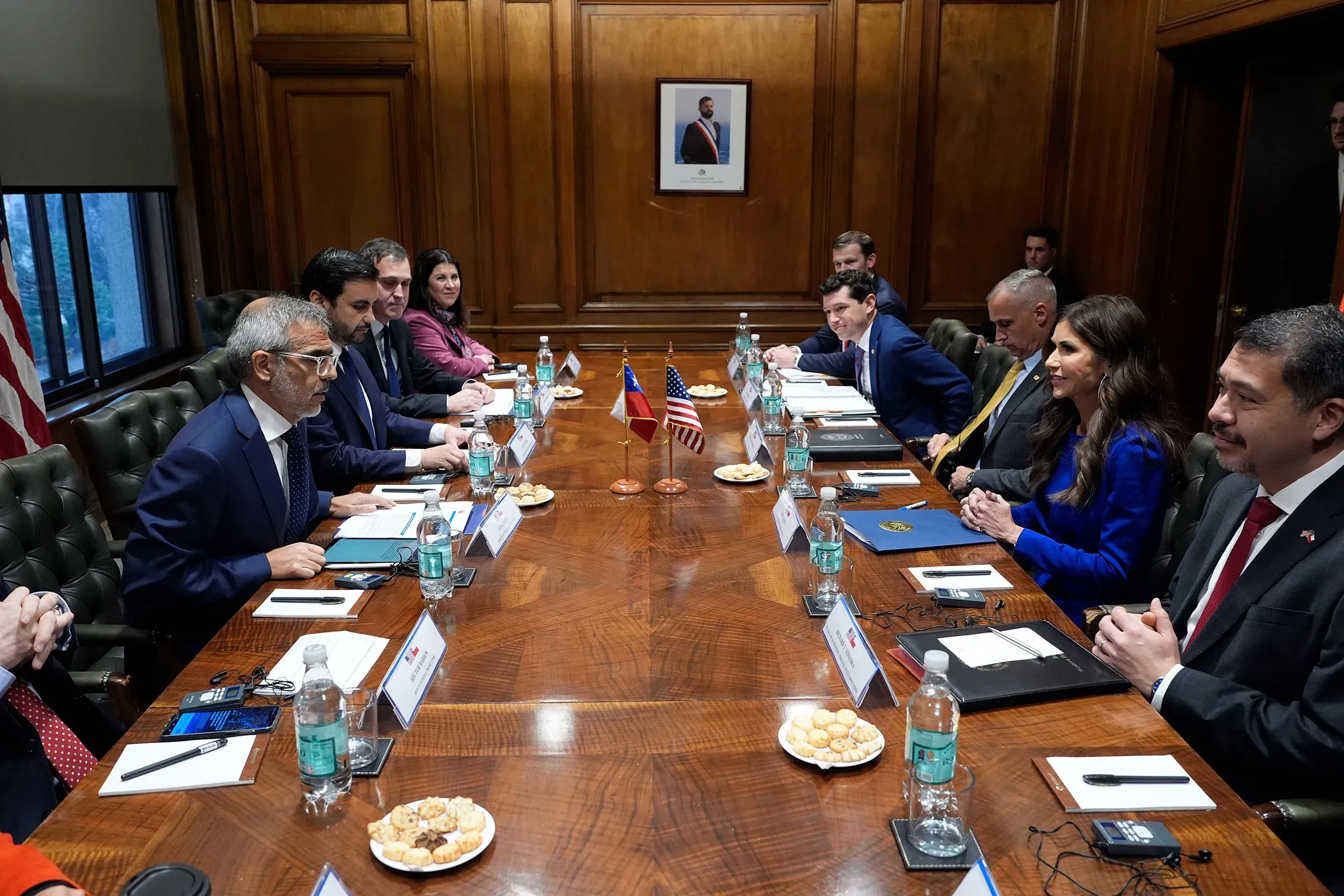 اجتماع رسمي يجمع وزيرة الأمن الداخلي كريستي نويم وكوري ليفاندوفسكي مع مسؤولين من تشيلي وإكوادور، مع العلميات الوطنية خلفهم.