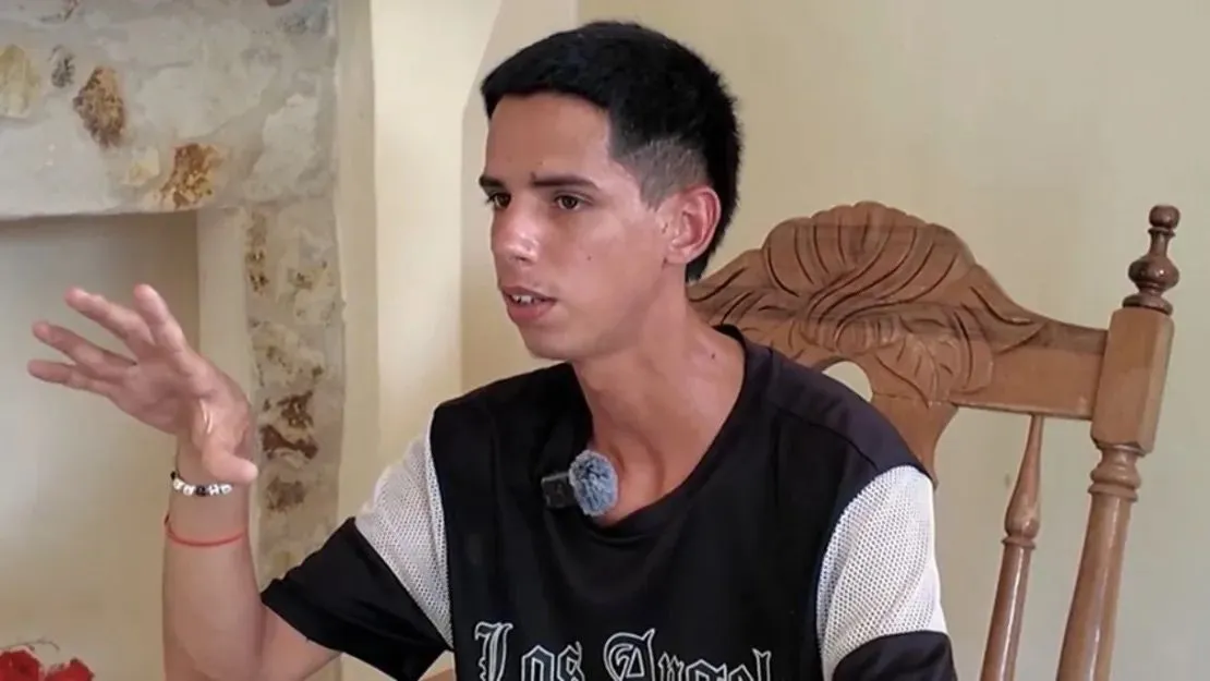 شاب كوبي يشرح ابتكاره في بناء هوائي للإنترنت المحمول وسط تحديات انقطاع الكهرباء والعقوبات الاقتصادية.