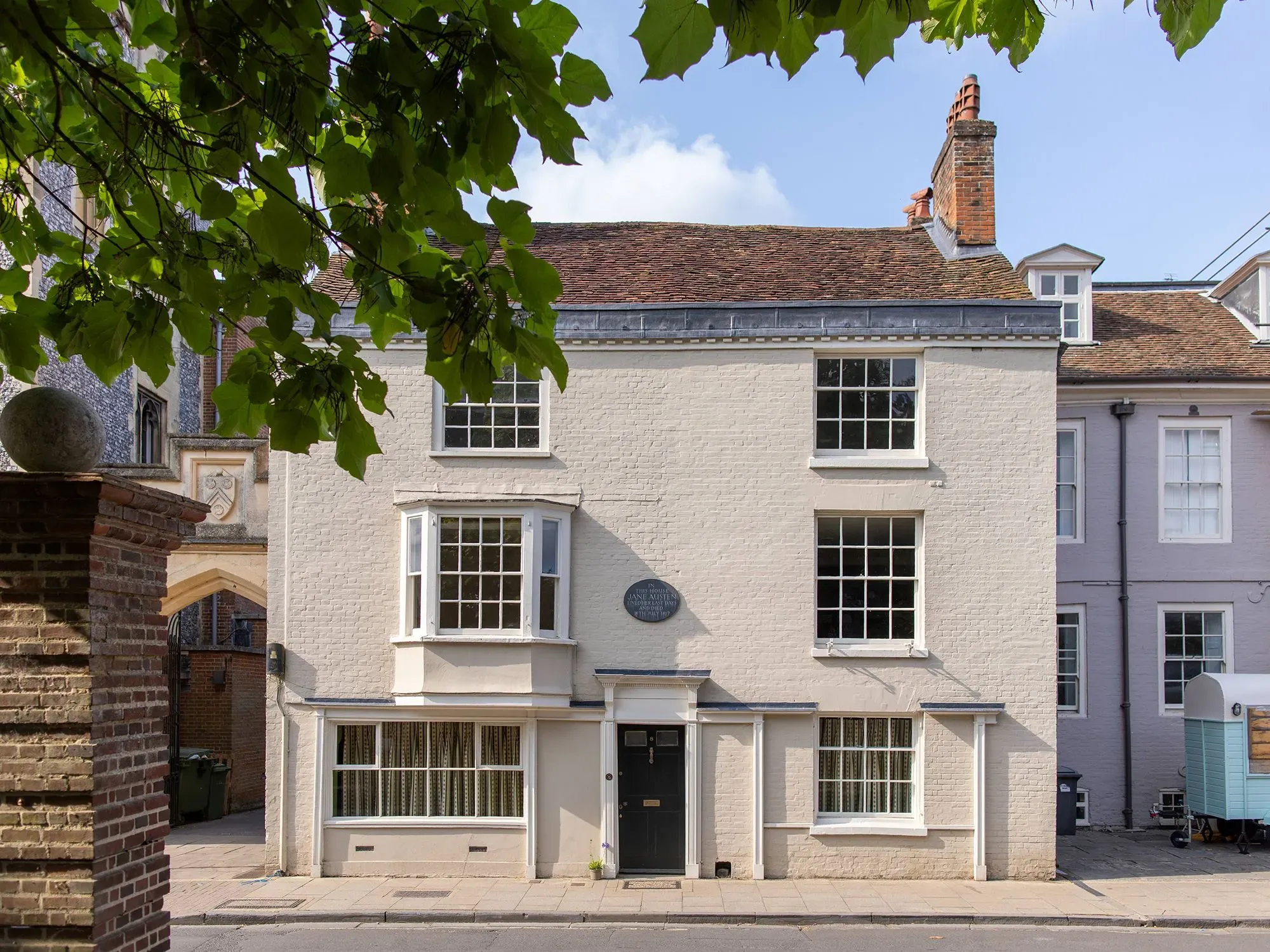 واجهة منزل جين أوستن في كوليدج ستريت، حيث عاشت أيامها الأخيرة، مع لوحة تذكارية تذكر تاريخ وفاتها.