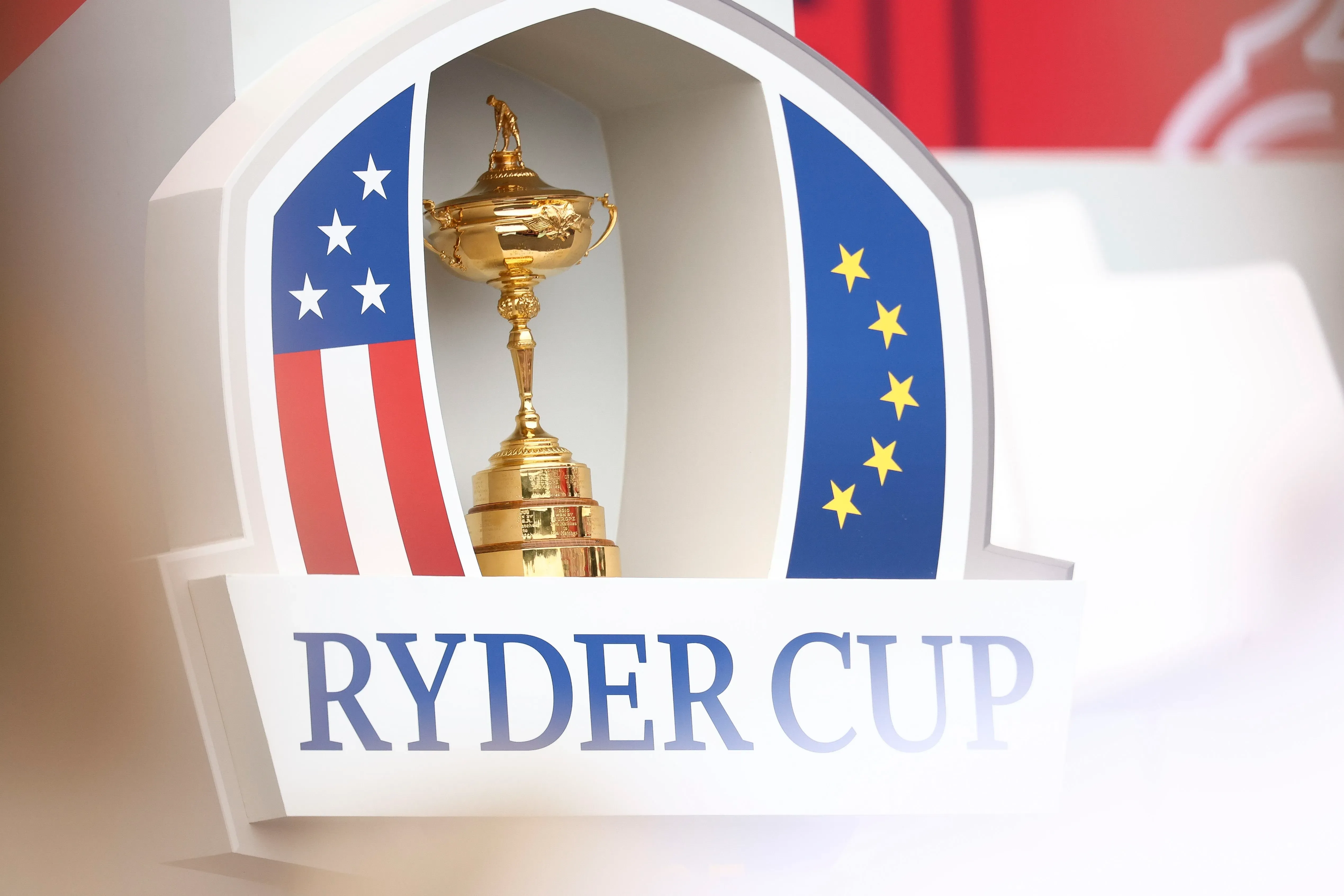 كأس رايدر، رمز الجولف الذهبي، مع العلمين الأمريكي والأوروبي، يمثل المنافسة بين أفضل لاعبي الجولف في العالم.