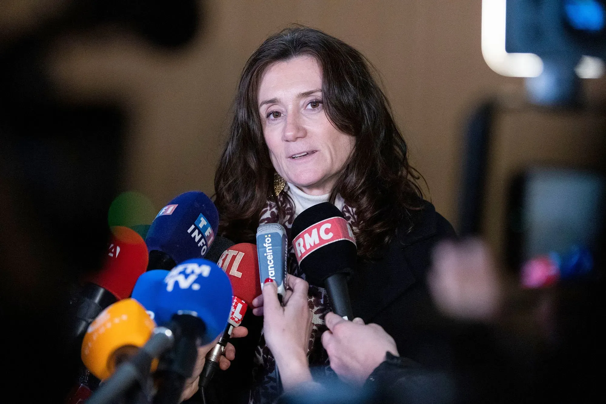 تظهر الصورة ساندرين جوسو، النائبة الفرنسية، تتحدث إلى وسائل الإعلام بعد إدانة السيناتور جويل غيريو بتهمة الاعتداء الجنسي.