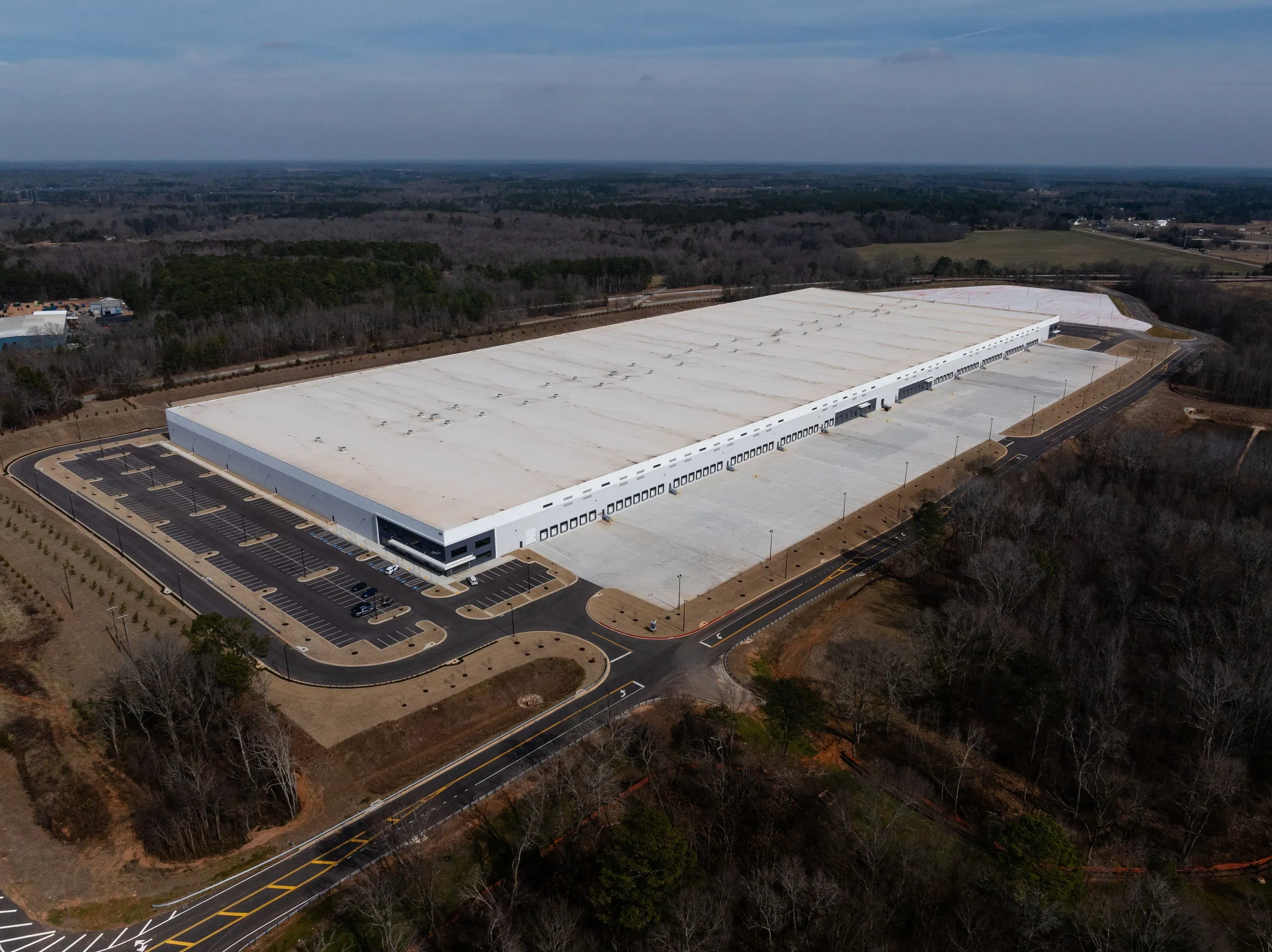 مستودع كبير في أوكوود، جورجيا، يُخطط لتحويله إلى مركز احتجاز للمهاجرين، مما يثير قلق المجتمع المحلي.