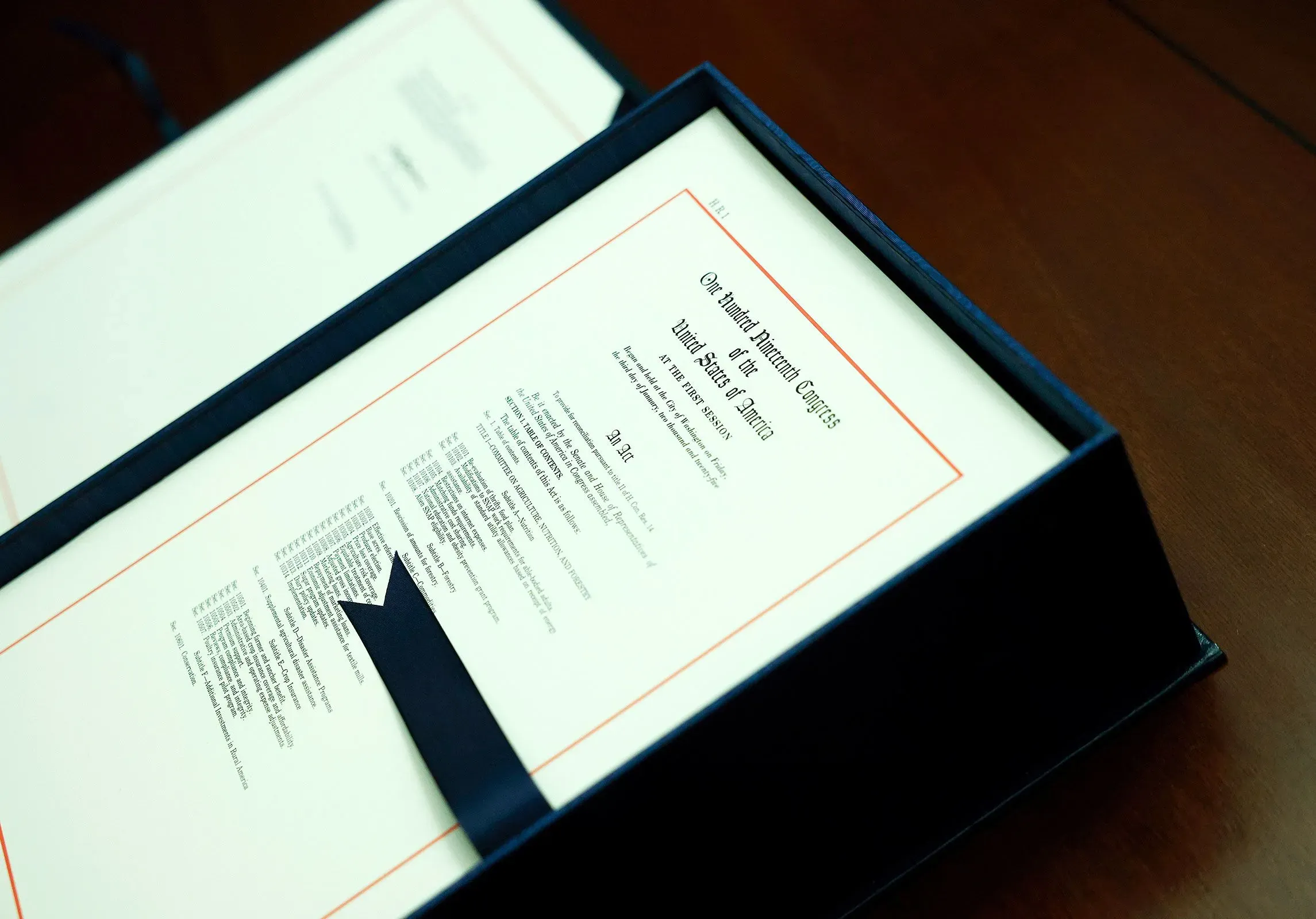 وثيقة قانونية تتعلق بتشريع ترامب الصحي، موضوعة داخل حافظة أنيقة، تعكس تأثير السياسات على الرعاية الصحية في المجتمعات الريفية.