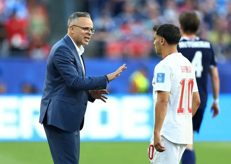 المدرب الوطني محمد وهبي يوجه تعليماته للاعب المغربي رقم 10 خلال مباراة كأس العالم FIFA 2026، مع التركيز على الطموح بالفوز بالبطولة.