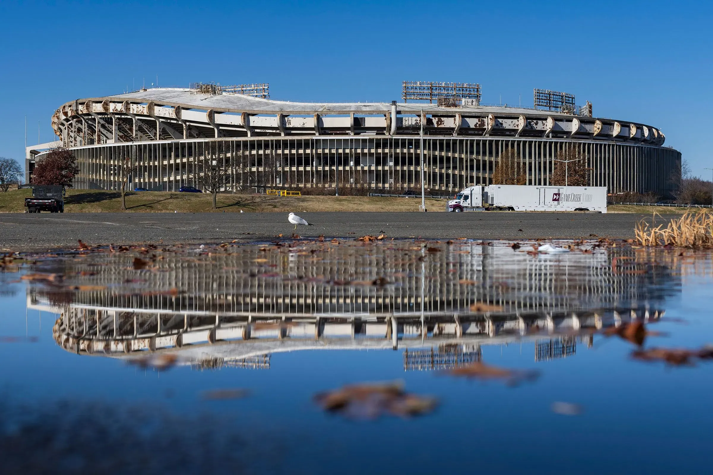 استاد RFK القديم في واشنطن، يعكس السماء والمياه، يمثل نقطة محورية في الجدل حول أسماء الفرق الرياضية وتأثيرها على الثقافة الأمريكية الأصلية.