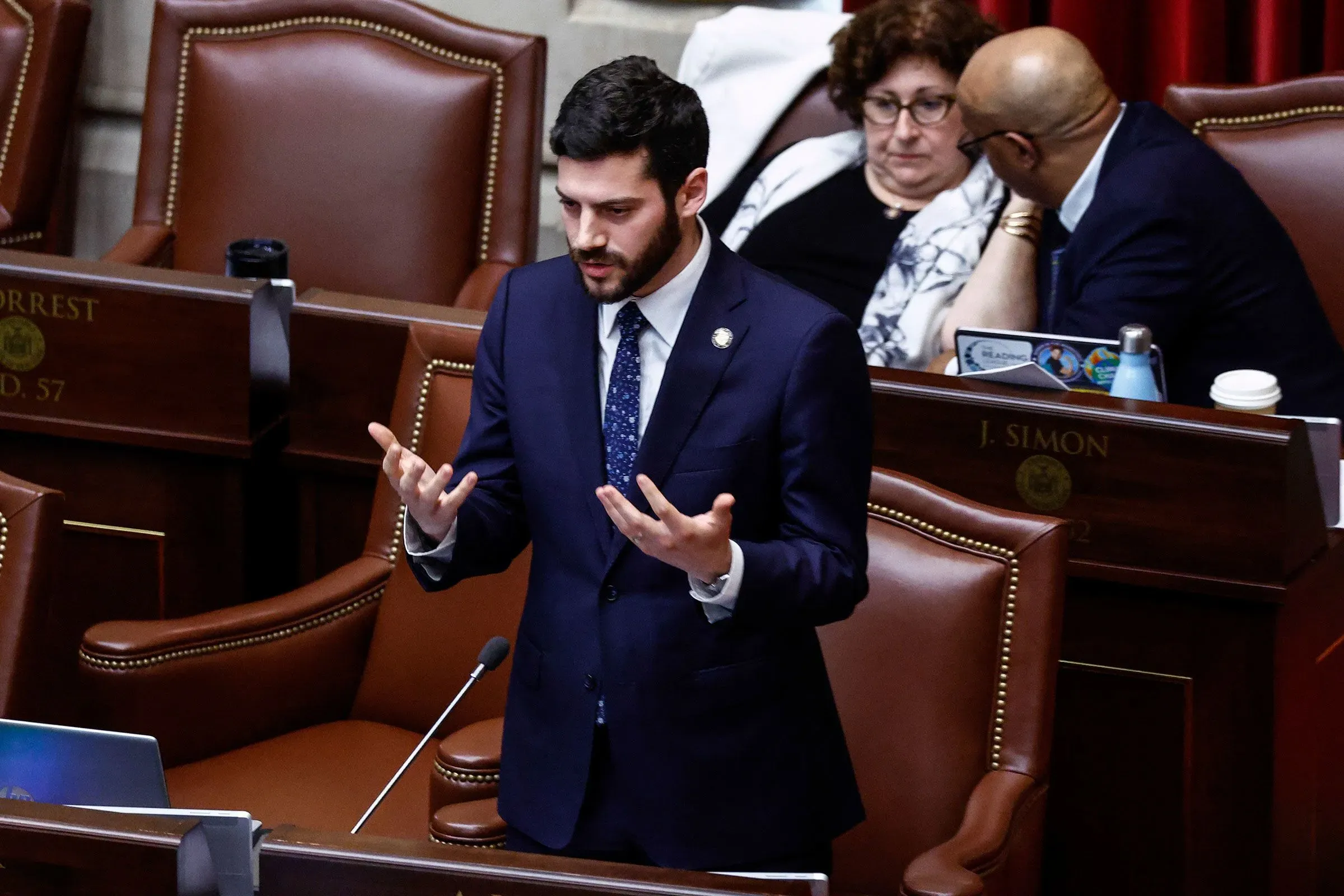 أليكس بوريس، المرشح للكونغرس في نيويورك، يتحدث في جلسة رسمية، مع التركيز على قضايا الذكاء الاصطناعي وإدارة الهجرة.