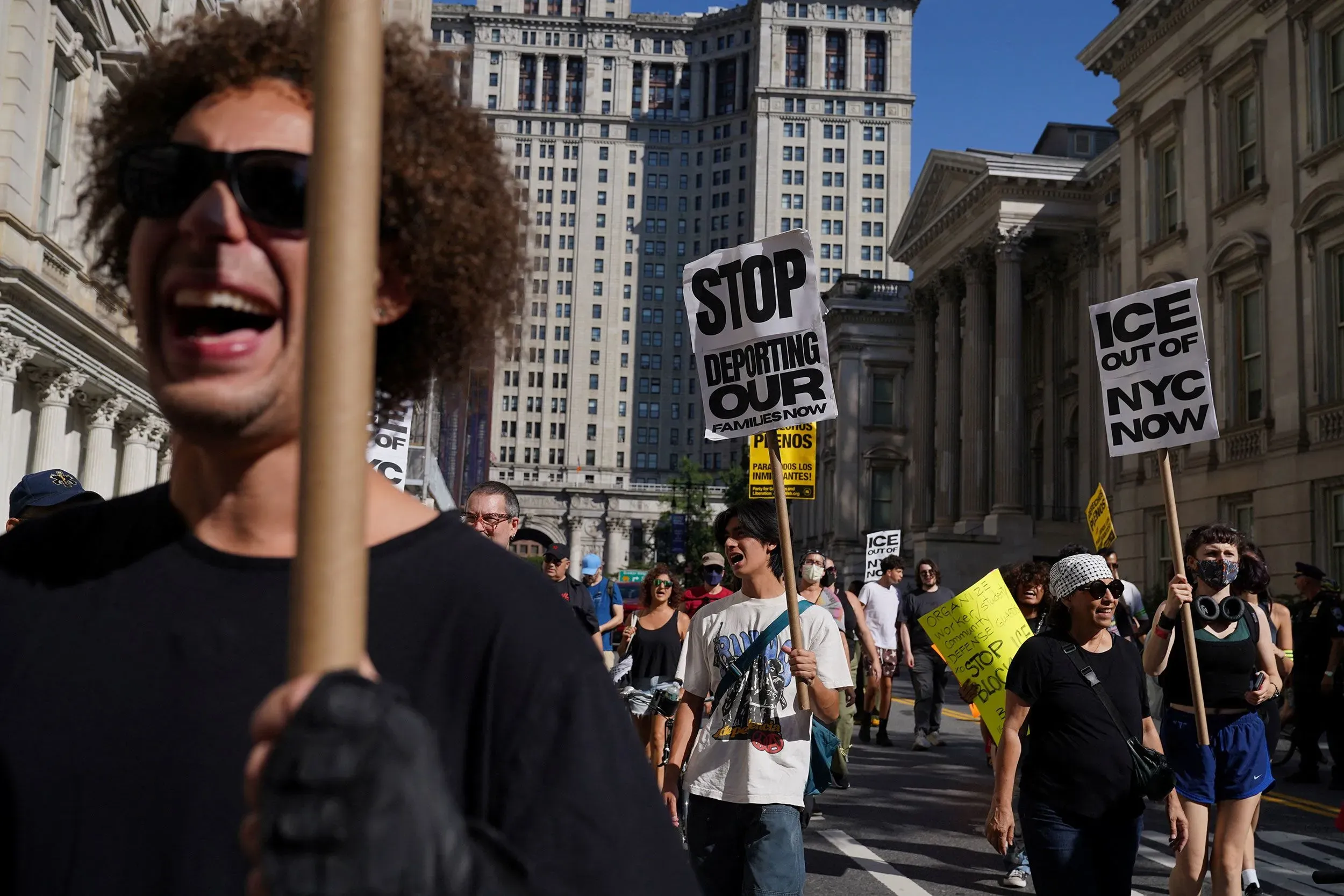 محتجون في شوارع نيويورك يحملون لافتات تطالب بوقف ترحيل العائلات، مع تعبير عن القلق من آثار الترحيل على الأطفال.