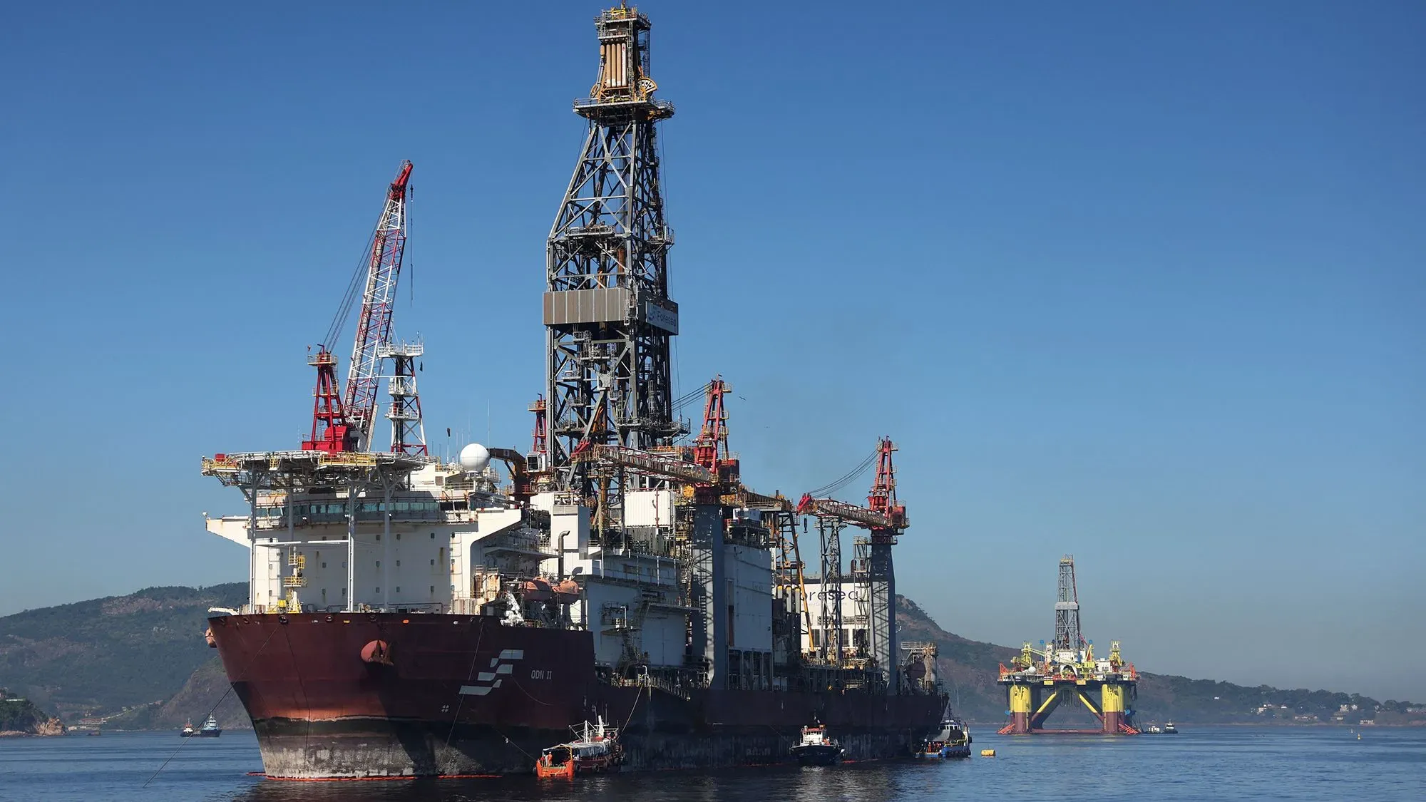 منصة حفر نفطية في المياه العميقة قبالة سواحل البرازيل، مع سفن دعم في المقدمة، تعكس ازدهار صناعة النفط في أمريكا الجنوبية.