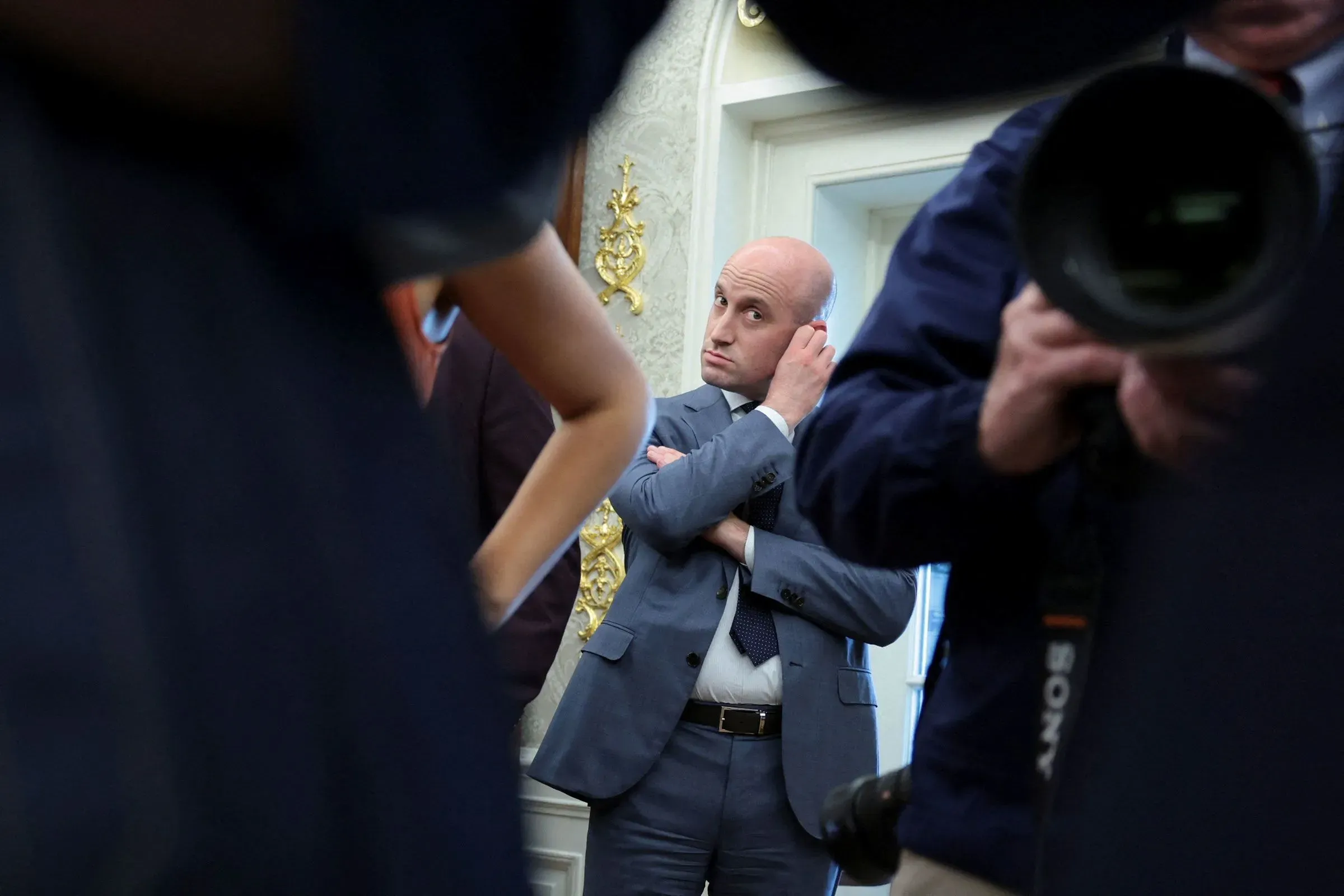 ستيفن ميلر، مساعد ترامب، يظهر في غرفة اجتماعات بالبيت الأبيض، معبرًا عن قلقه خلال مناقشة حول سياسة الهجرة.