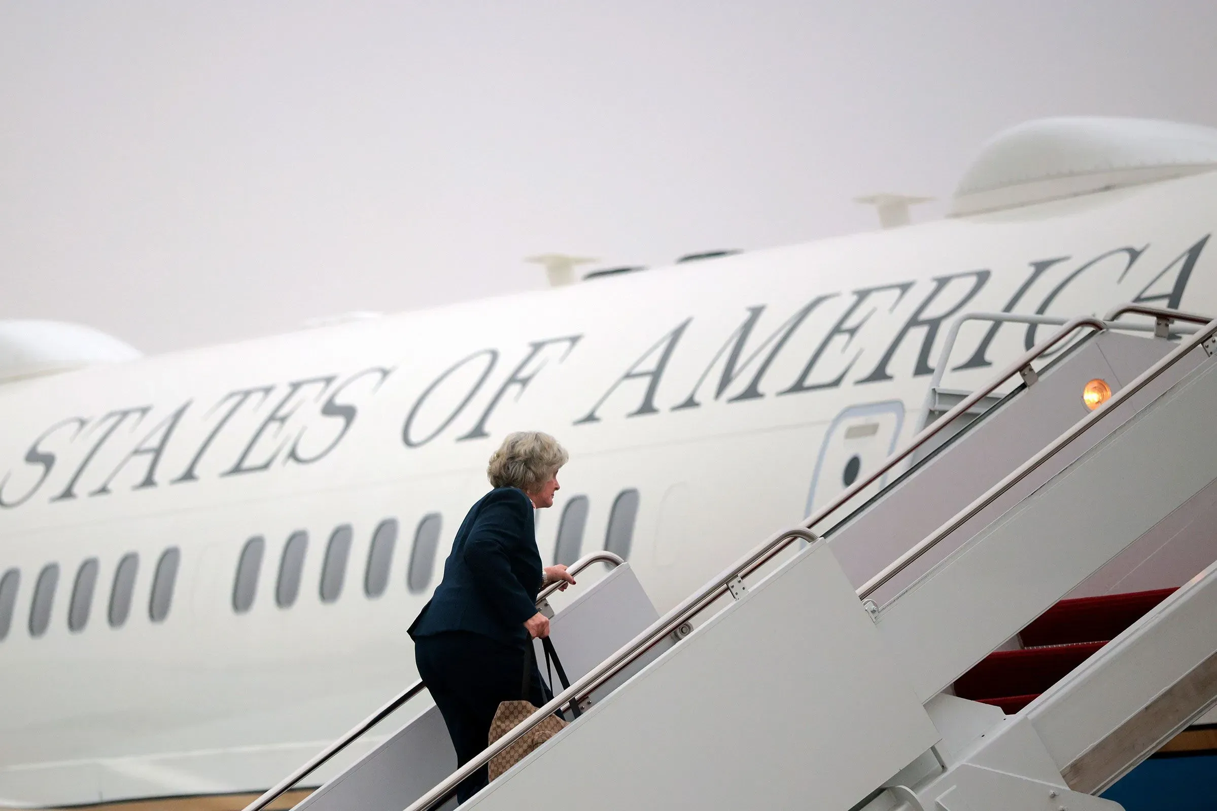 سوزي وايلز تصعد إلى الطائرة الرئاسية "الولايات المتحدة الأمريكية" بعد إعلانها عن تشخيص سرطان الثدي، مع استمرارها في أداء مهامها.