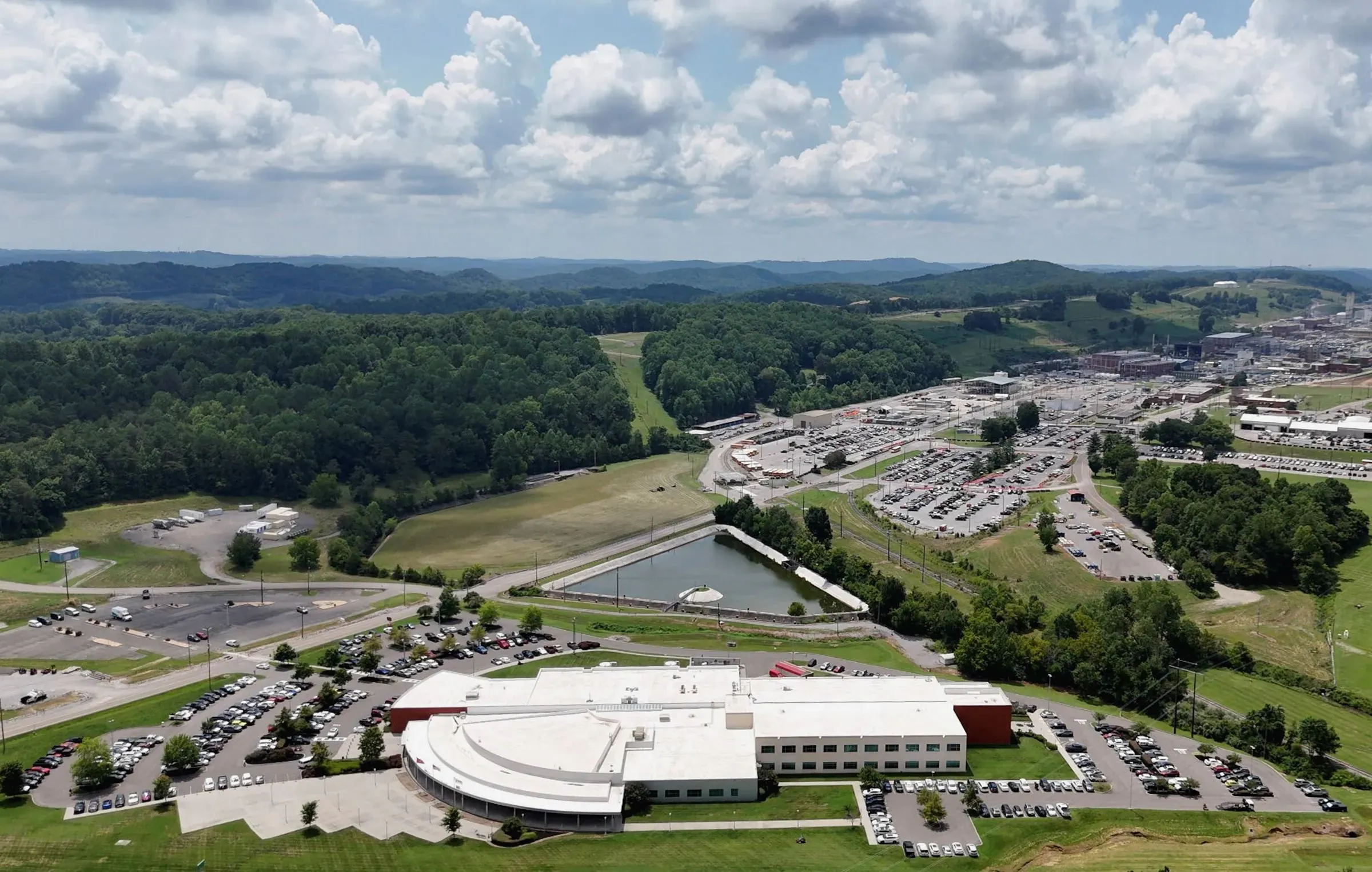 صورة جوية لمنشأة تابعة لوكالة الأمن القومي الأمريكي، محاطة بالتضاريس الخضراء والمرافق الصناعية، تعكس أهمية الأمن النووي.