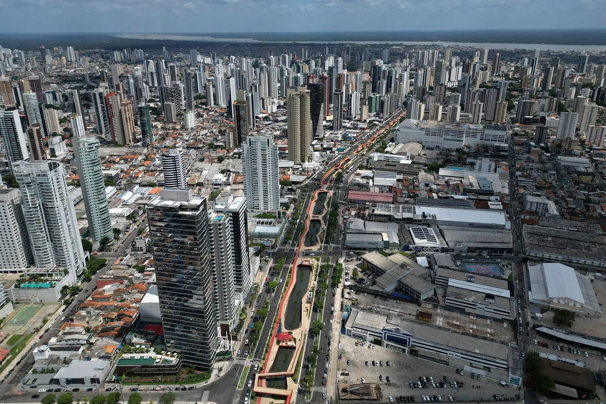 مدينة بيليم في البرازيل تظهر من منظور جوي، مع مزيج من المباني الشاهقة والمناطق السكنية، تعكس التنوع العمراني.