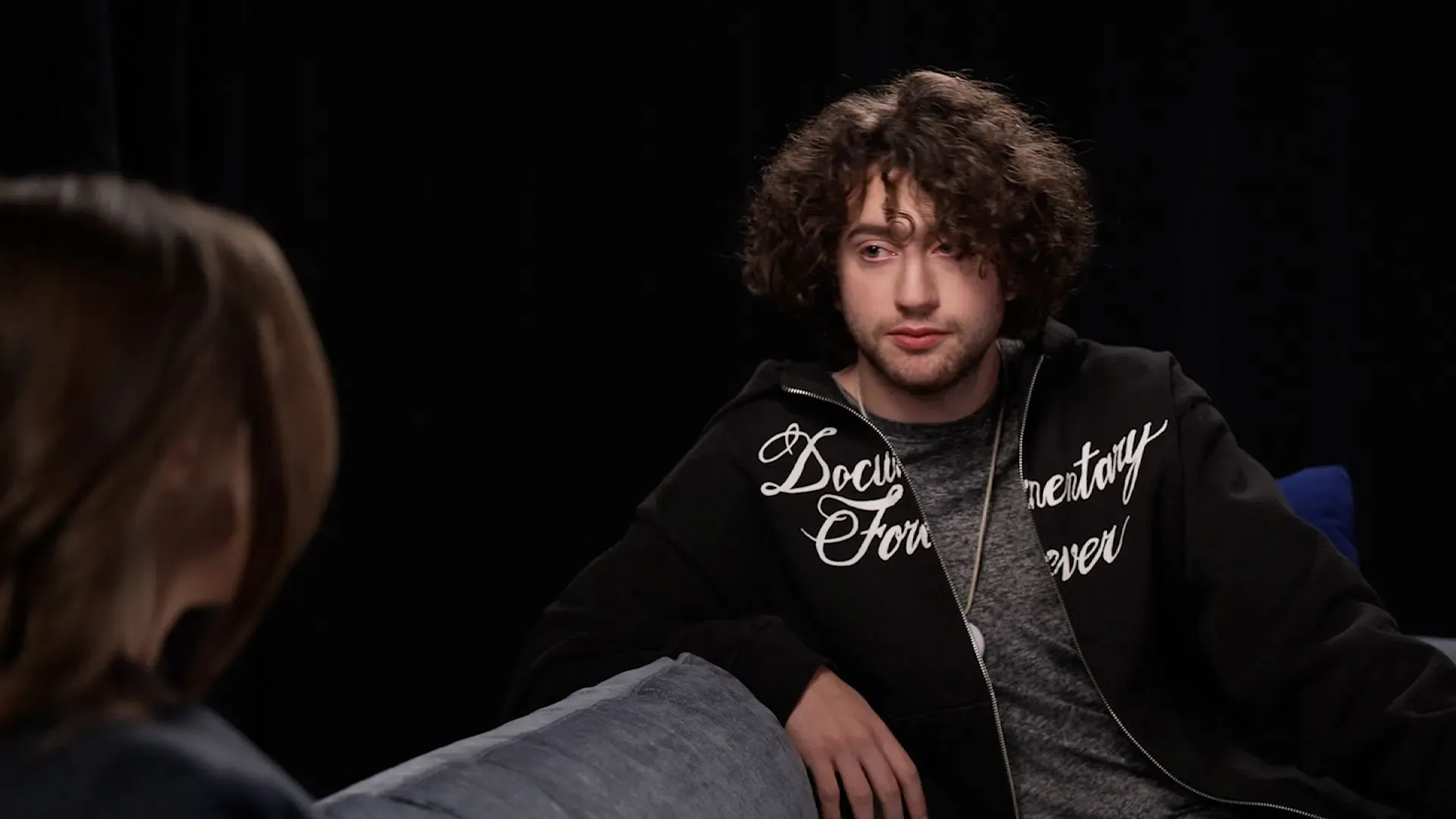 شيفمان، مبتكر قلادة "Friend"، يتحدث عن تأثير الذكاء الاصطناعي على العلاقات البشرية وأهمية الدعم الاجتماعي.