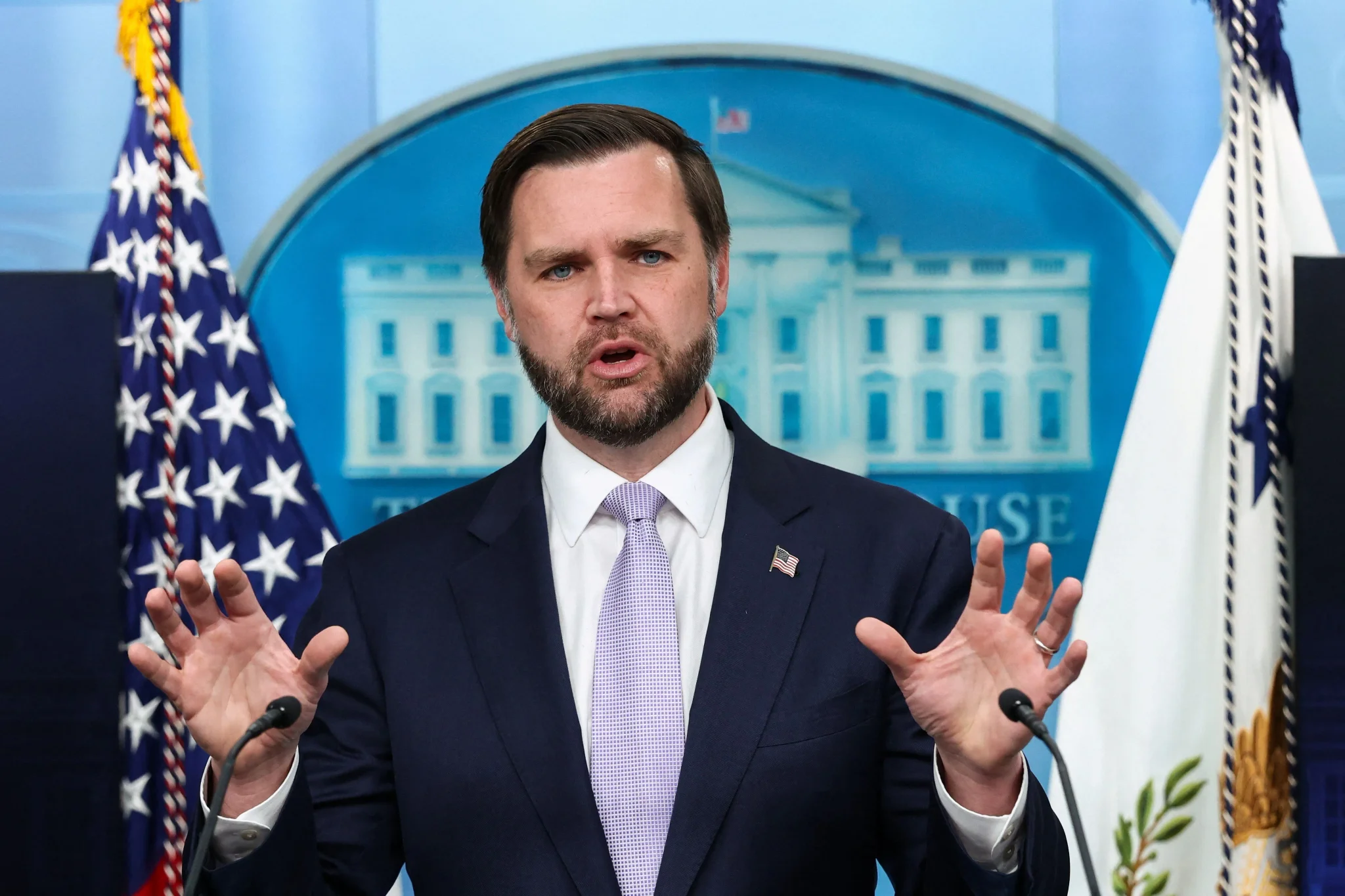 تصريح نائب الرئيس JD Vance في البيت الأبيض حول التوترات مع إيران، مع خلفية العلم الأمريكي وشعار البيت الأبيض.