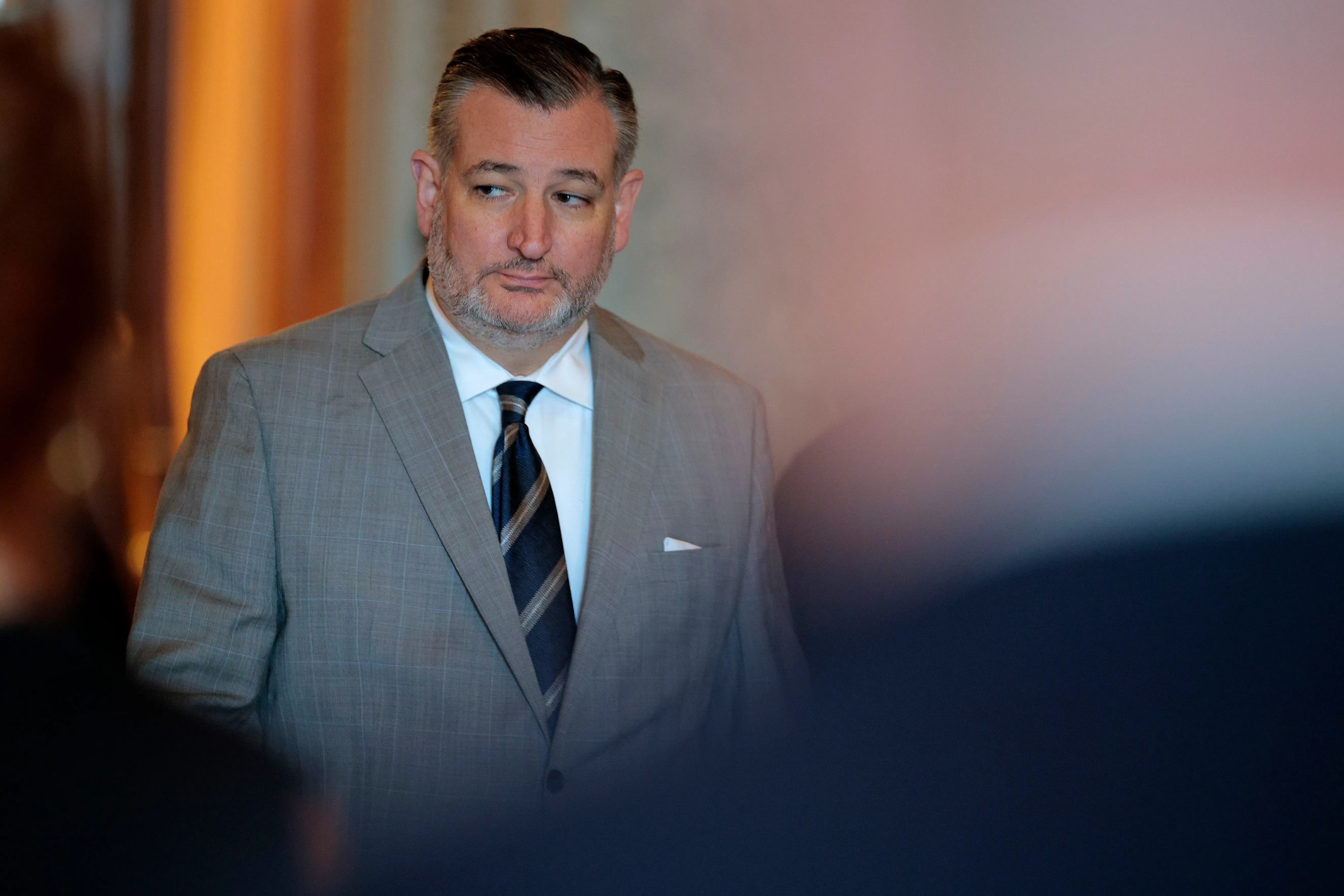 تيد كروز، السيناتور الجمهوري، في مناسبة رسمية، يظهر تعبيرًا جادًا بينما يناقش قضايا حرية التعبير والرقابة.