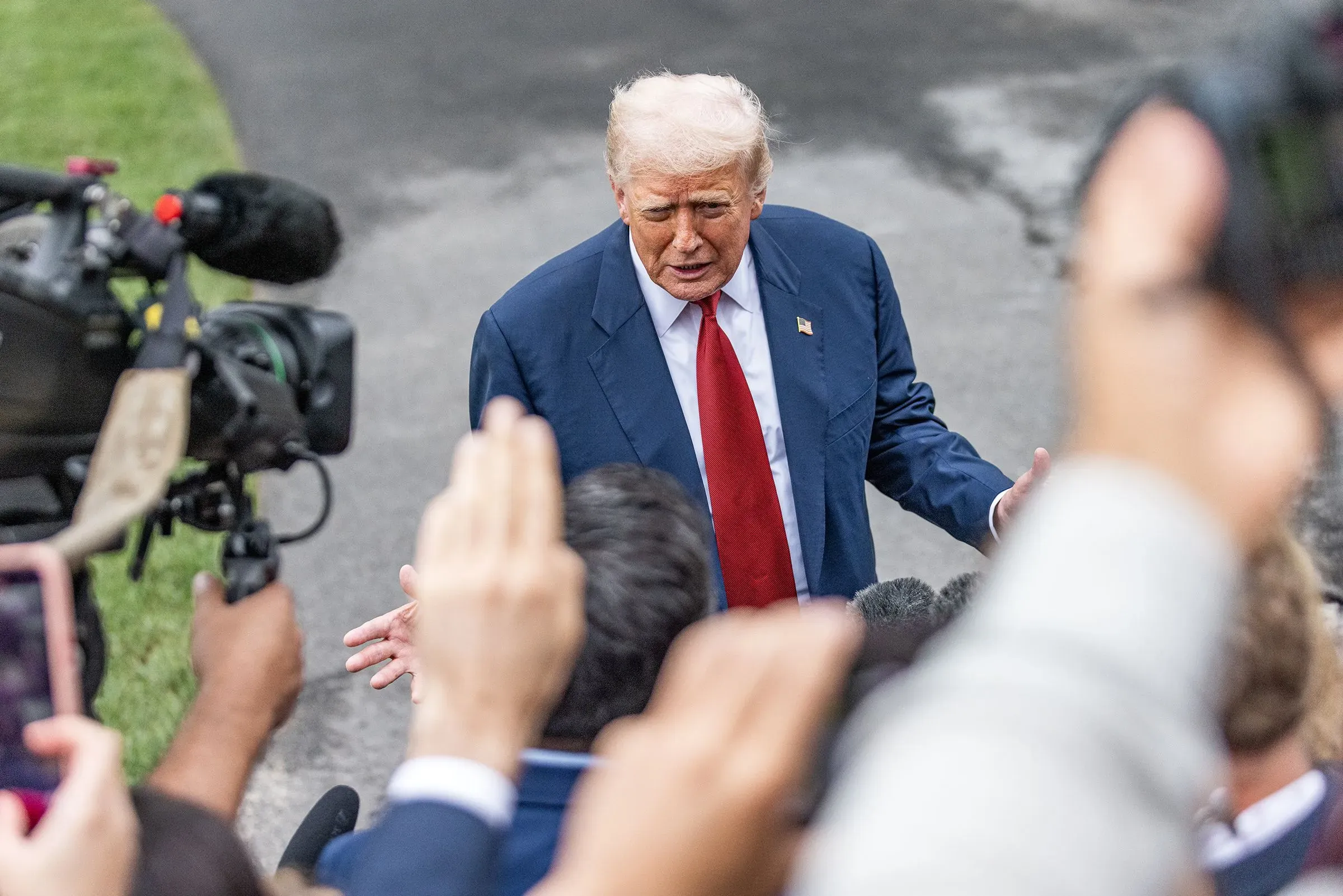 ترامب يتحدث إلى الصحفيين محاطًا بكاميراتهم، معبرًا عن استيائه من تقرير الوظائف لشهر يوليو وإقالة إريكا ماكنترفر.