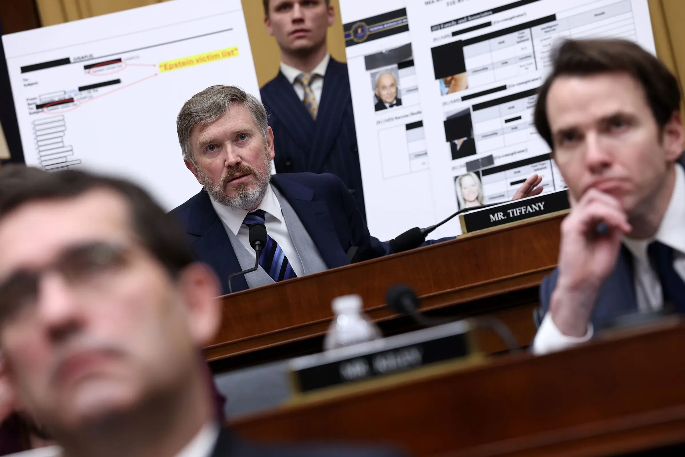 اجتماع لمشرعين ديمقراطيين خلال جلسة استماع، حيث يناقشون قضايا تتعلق بالسلطة التنفيذية وحقوق المواطنين، مع وجود مستندات خلفهم.