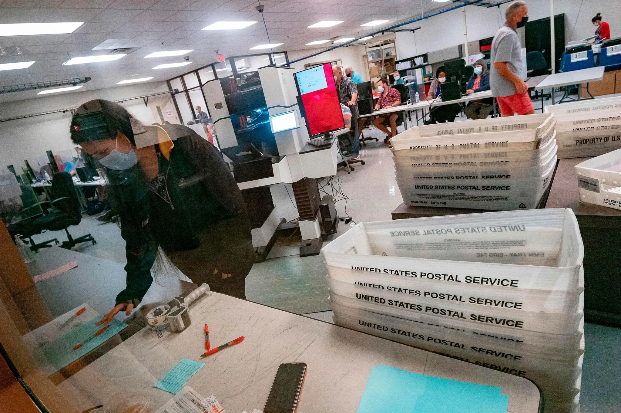 موظفون في مكتب انتخابات ولاية نيفادا يرتبون صناديق بريدية ويعملون على تجهيز المواد الانتخابية وسط إجراءات وقائية من فيروس كورونا.
