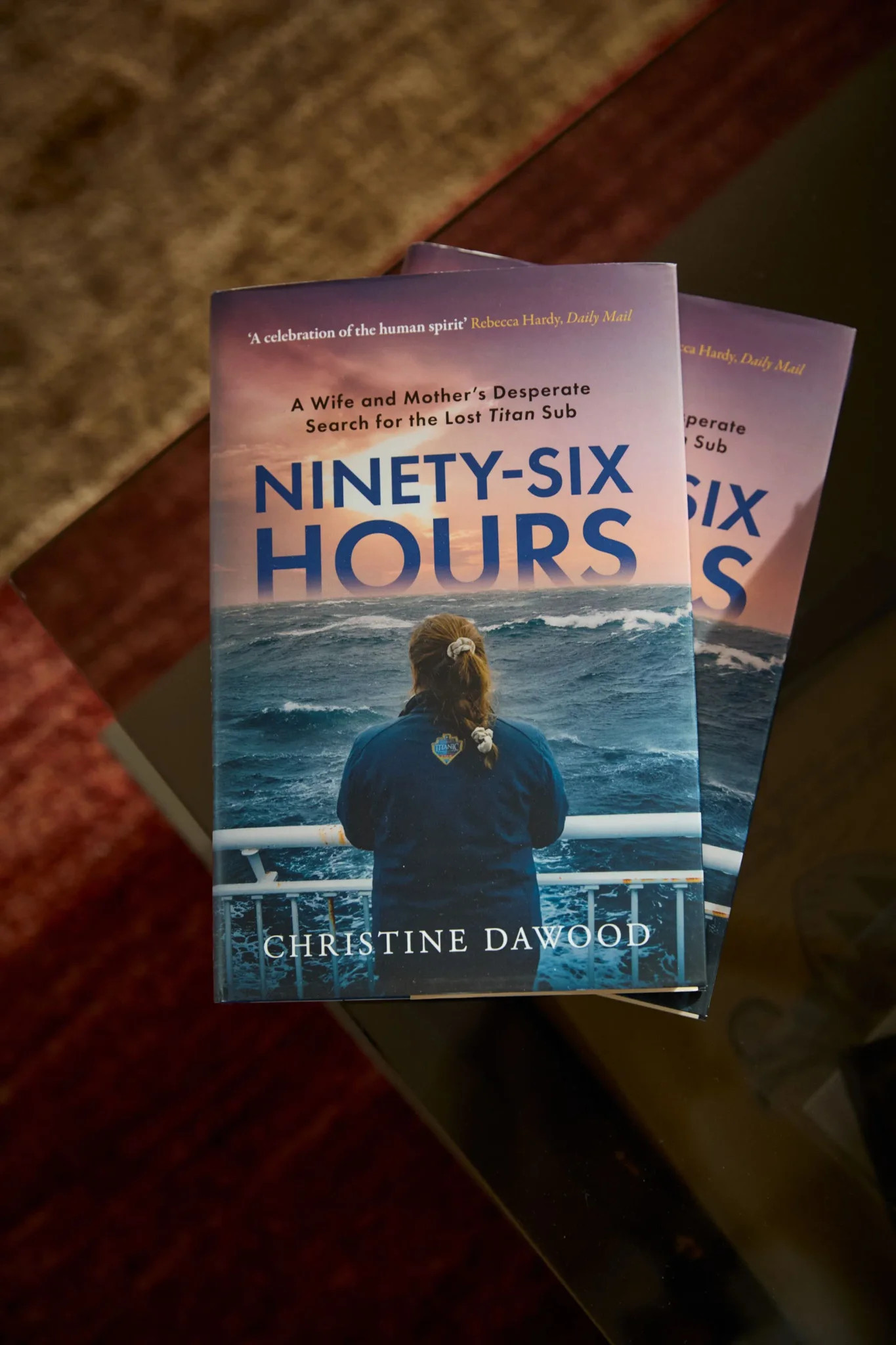 غلاف كتاب "Ninety-Six Hours" لكريستين داوود يبرز امرأة تنظر إلى البحر، يحكي قصة البحث اليائس عن الغواصة تايتان بعد حادث الانفجار قبالة تايتانيك.