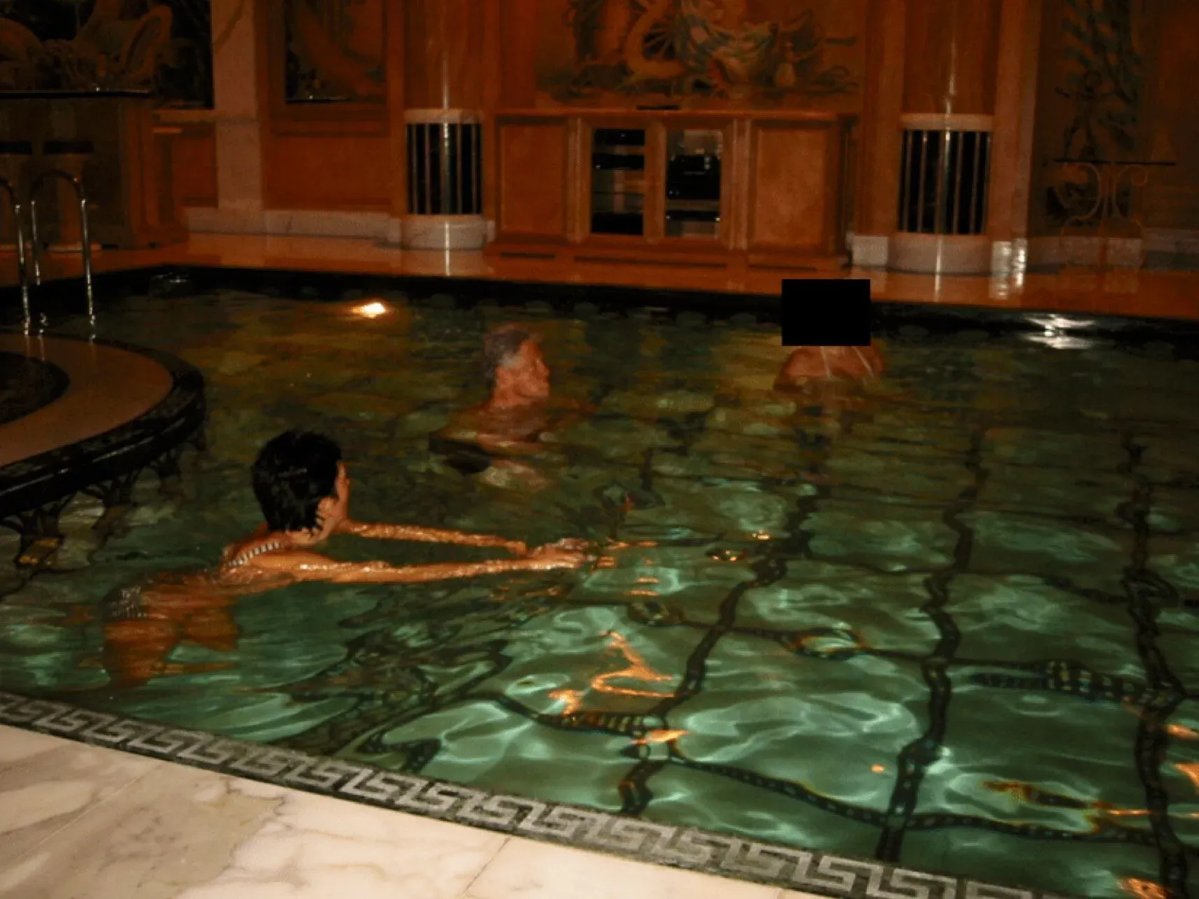 صورة تظهر ثلاثة أشخاص في حوض سباحة داخل قاعة فاخرة، مع تفاصيل معمارية مميزة، تتعلق بقضية جيفري إبستين.