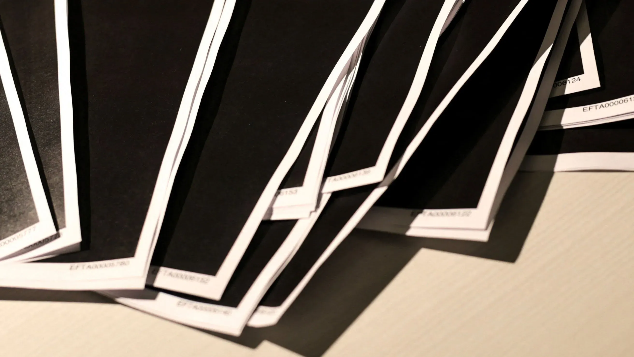 ملفات سوداء تحتوي على مستندات قانونية متعلقة بقضية جيفري إبستين، تظهر أهمية الشفافية في التحقيقات الجنائية.