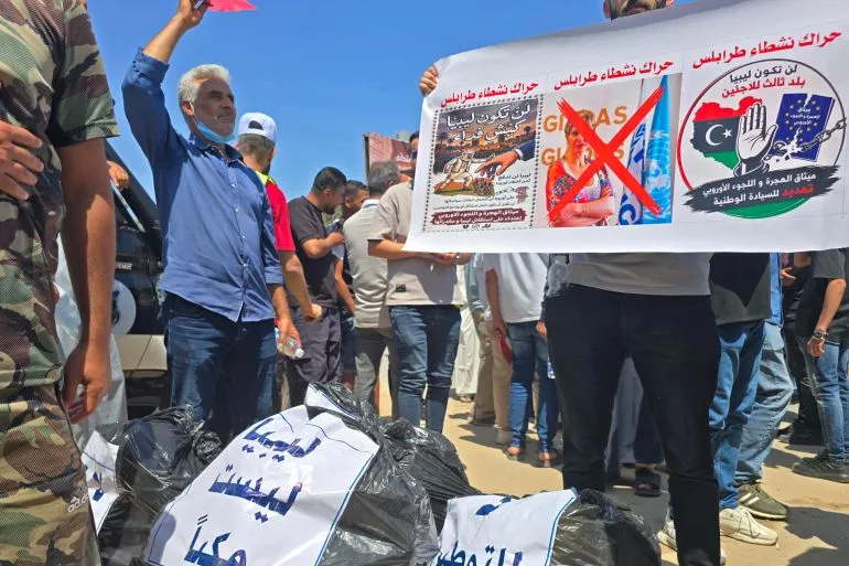 تجمّع مئات من الليبيين أمام المفوضية السامية للأمم المتحدة للاحتجاج على وجود المهاجرين غير الموثقين، حاملين لافتات تعبر عن مطالبهم.