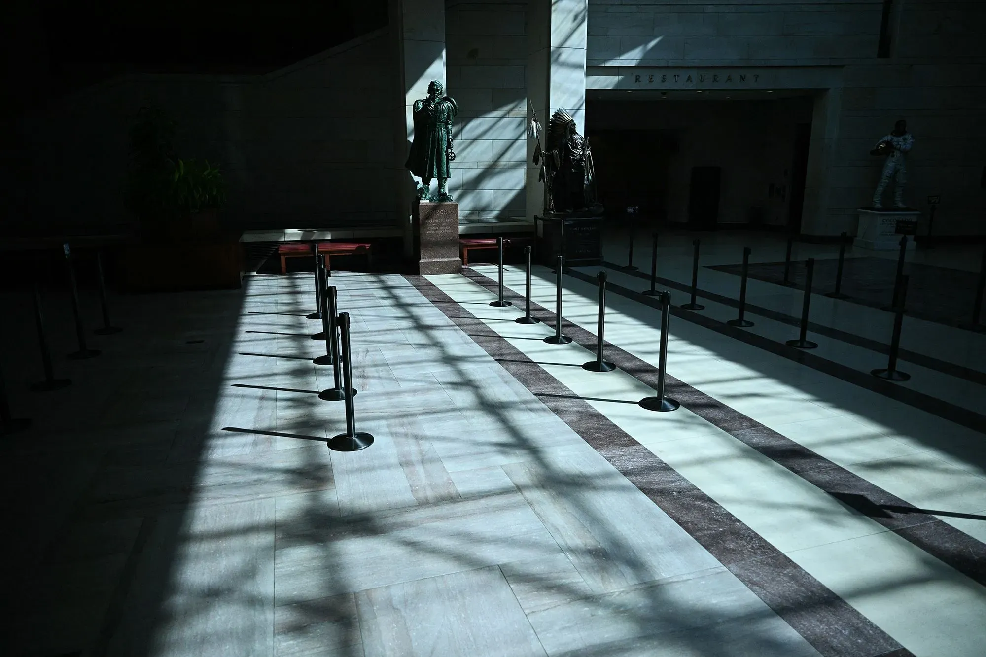 متحف سميثسونيان مظلم وخالي من الزوار، مع ظهور ظلال طويلة، مما يعكس تأثير الإغلاق الحكومي على المتعاقدين مثل أودري موراي.