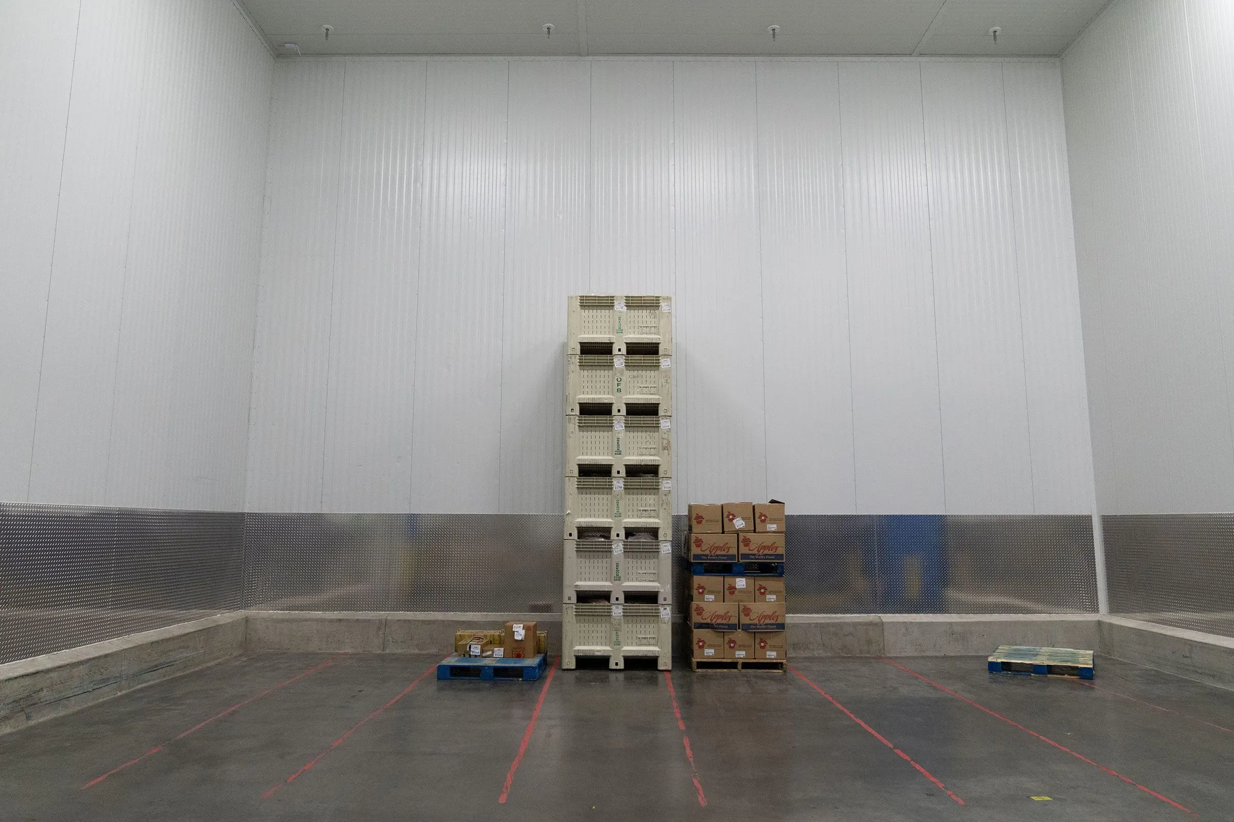 مستودع فارغ يحتوي على صناديق وقوائم بلاستيكية، يعكس نقص الإمدادات الغذائية بسبب الإغلاق الحكومي وتأثيره على الأسر ذات الدخل المنخفض.