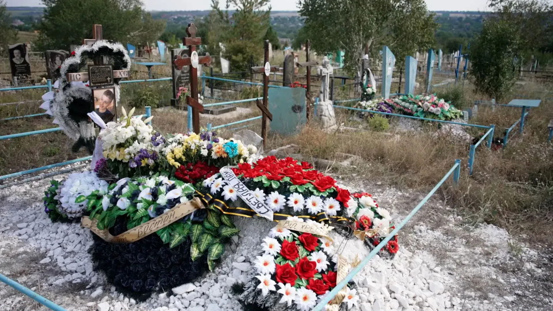 قبر تيمور هريهورينكو في مقبرة ببلدة كراماتورسك، محاط بأكاليل زهور ملونة، يرمز لفقدان الأطفال في الحرب الروسية على أوكرانيا.