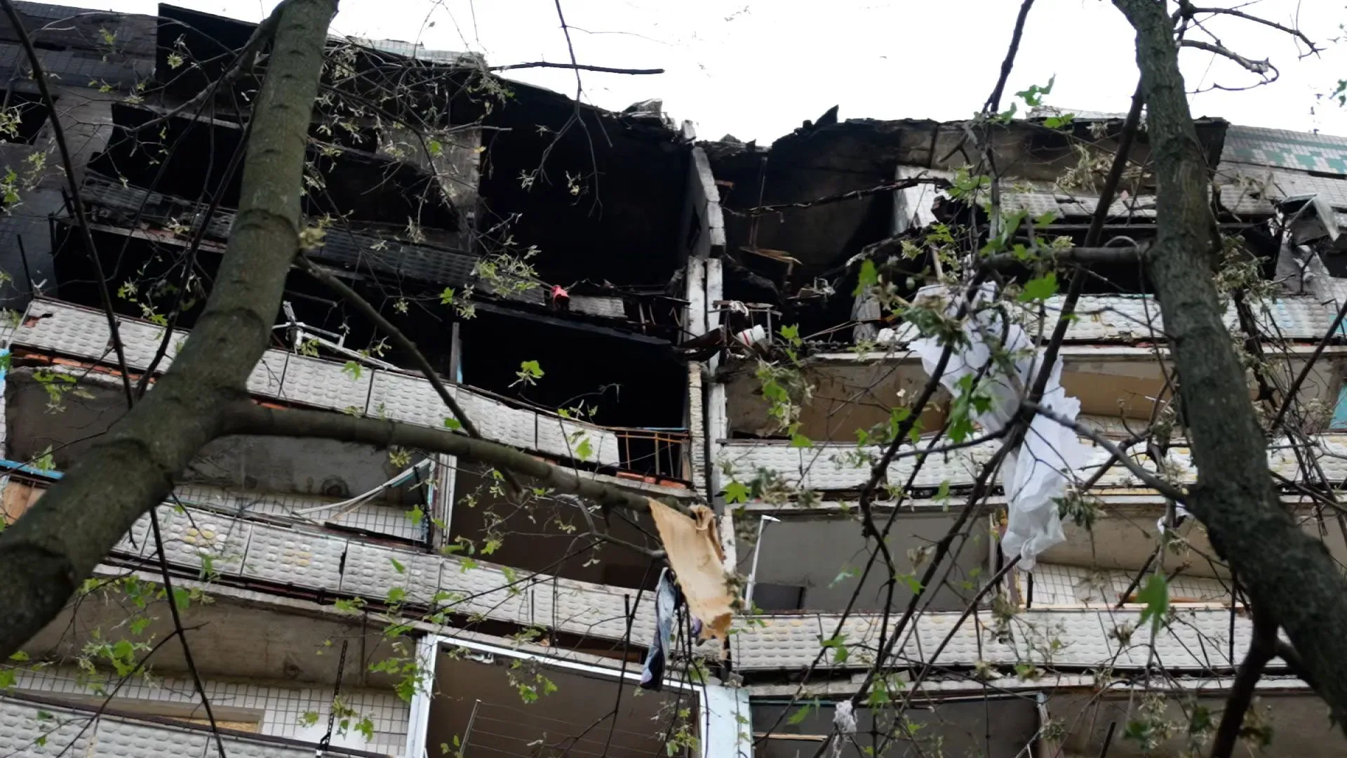 مبنى سكني مدمر في كراماتورسك بعد غارة جوية روسية، تظهر آثار الدمار والأثاث المتناثر، مما يعكس تأثير الحرب على المدنيين.