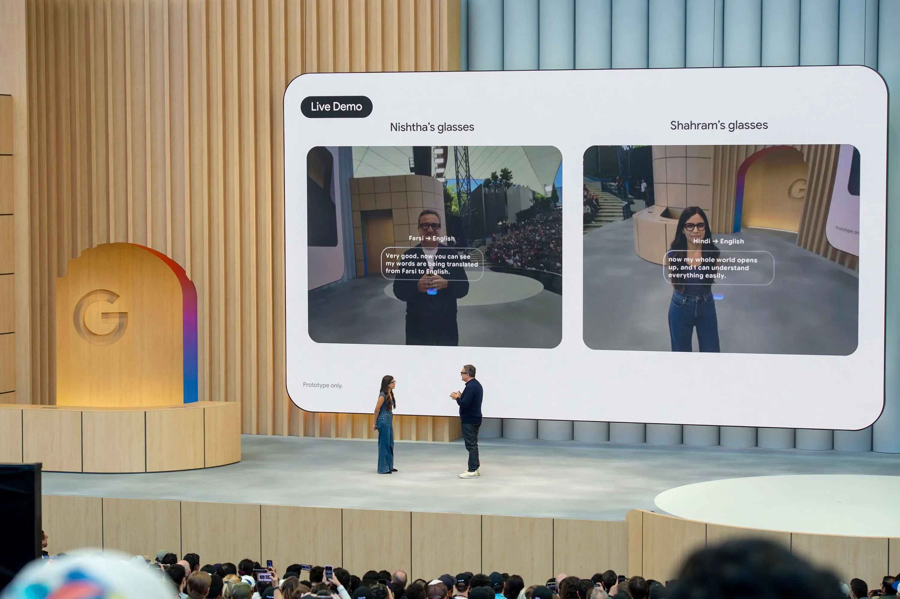 نظارات جوجل الذكية تعرض عرضاً حياً لتقنية الترجمة الفورية، مع مستخدمين يتحدثون بلغات مختلفة في مؤتمر تقني.