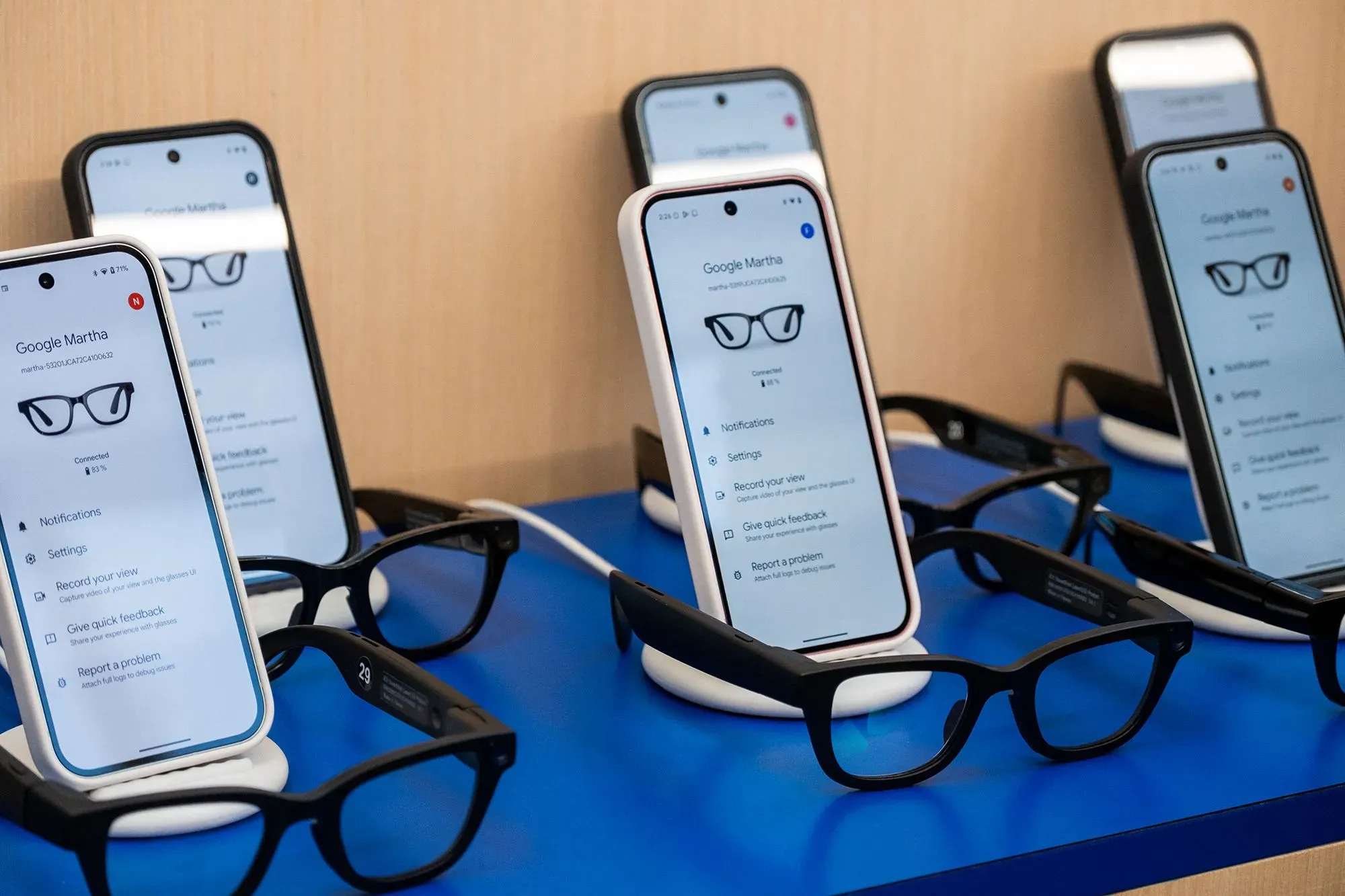 نظارات جوجل الذكية مع هواتف تعرض واجهة المستخدم، تظهر إمكانية الاتصال والميزات الجديدة مثل الإشعارات والاتجاهات.