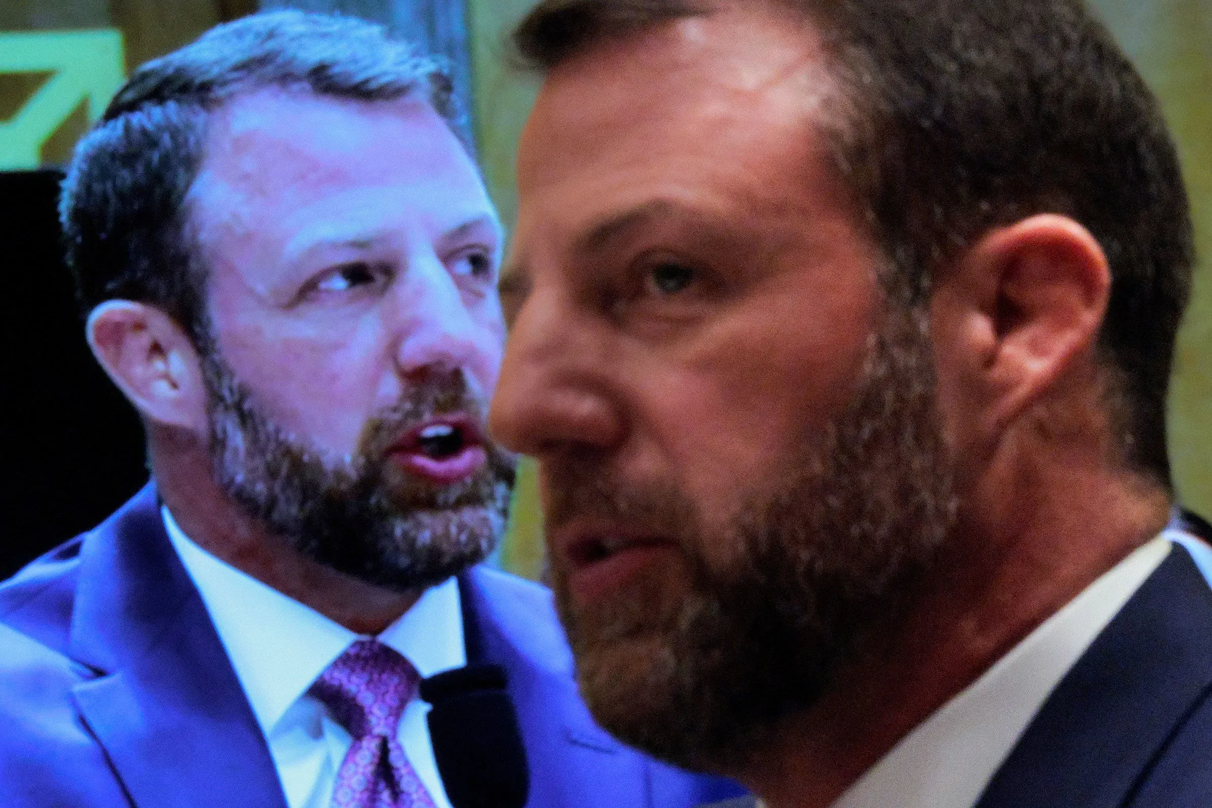 يظهر ويس مور، حاكم ولاية ماريلاند، خلال حديثه حول استخدام إدارة الهجرة والجمارك في المطارات كجزء من استراتيجية ترامب السياسية.