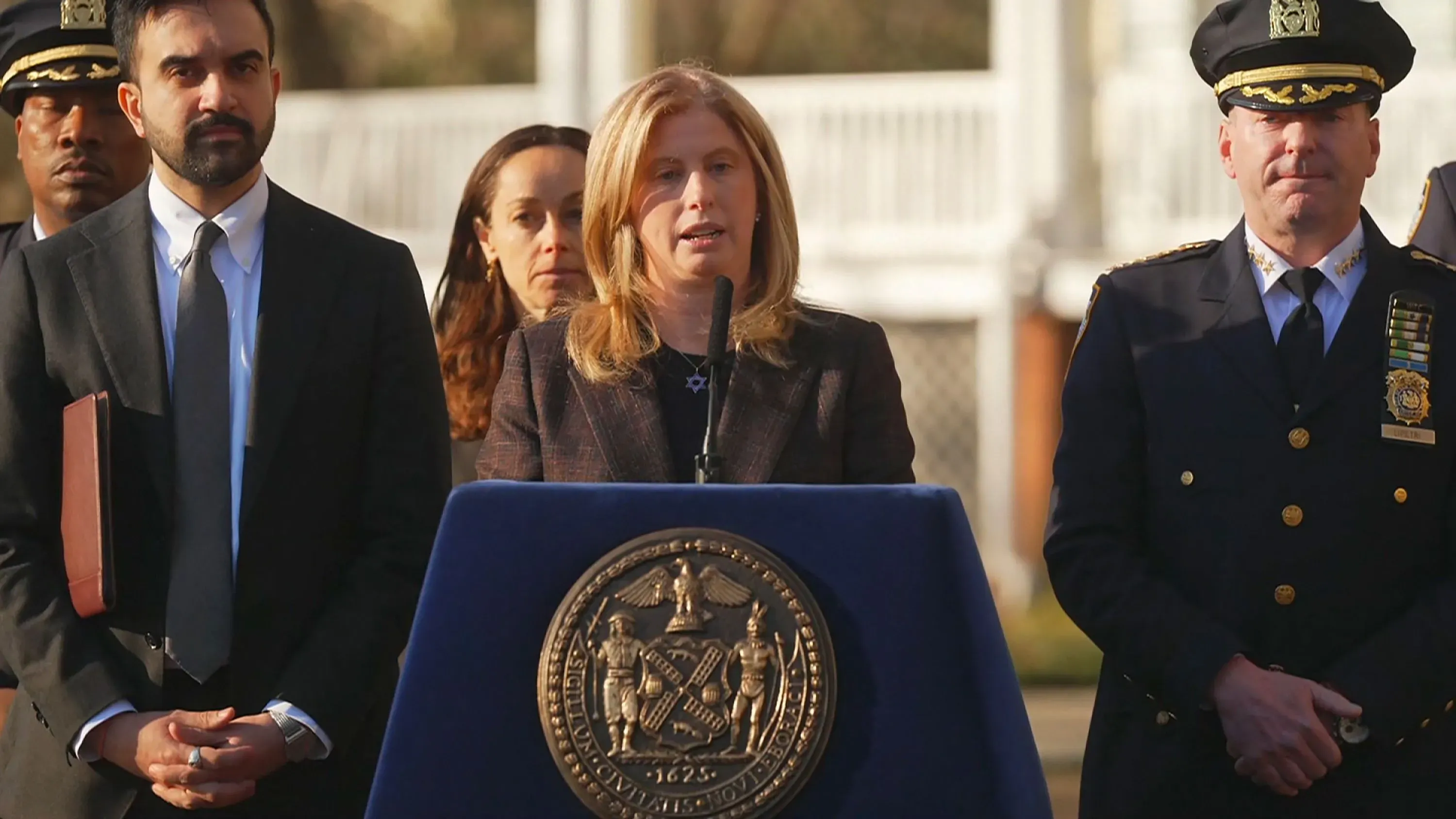 مفوضة شرطة نيويورك، جيسيكا تيش، تتحدث في مؤتمر صحفي حول قنبلتين محليتي الصنع ألقيتا خلال احتجاجات في مانهاتن.