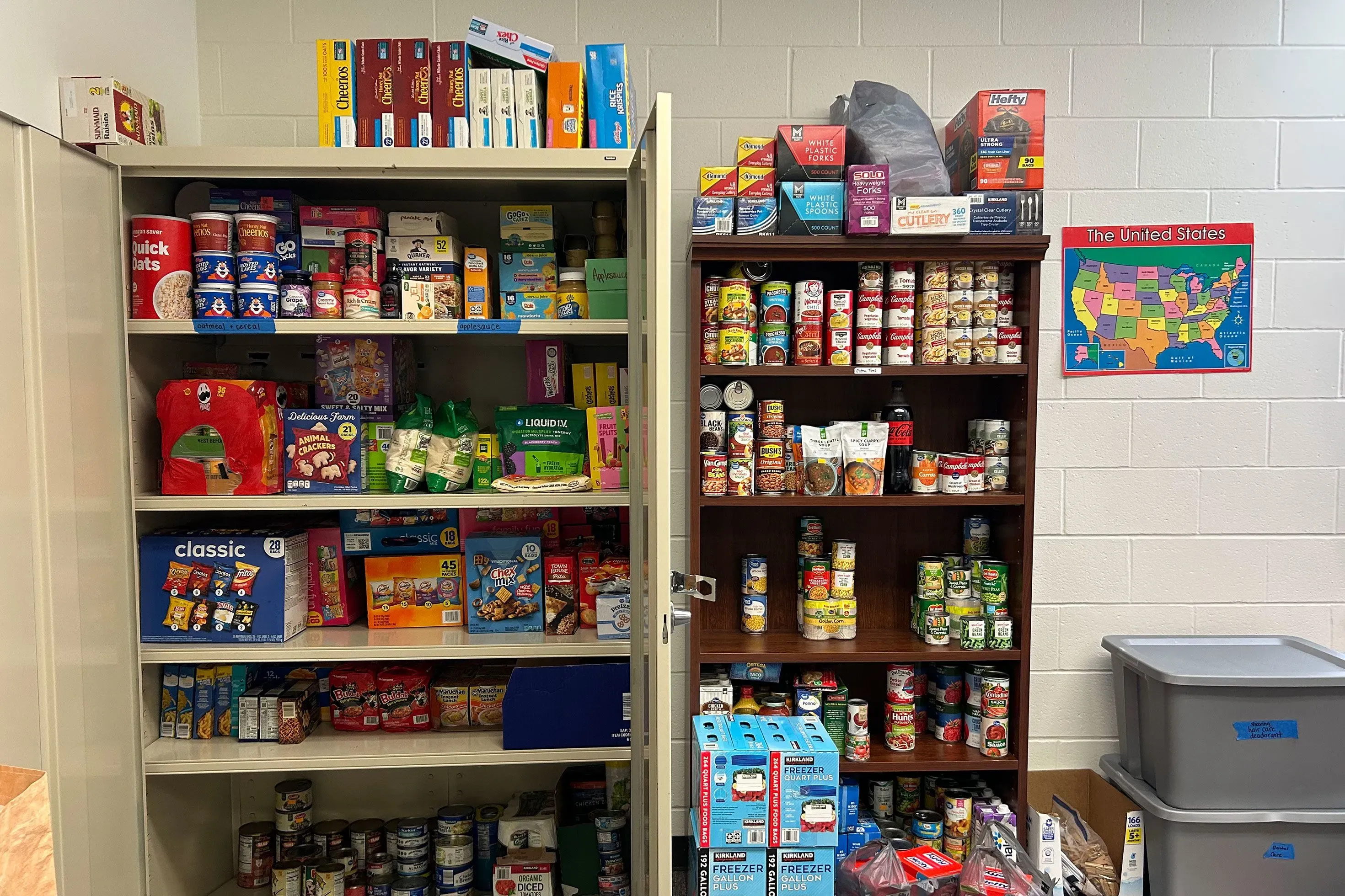 رفوف مليئة بالمواد الغذائية المعلبة والمعلبات والوجبات الخفيفة، تُظهر جهود دعم المجتمع المحلي للمهاجرين في سبرينغفيلد.