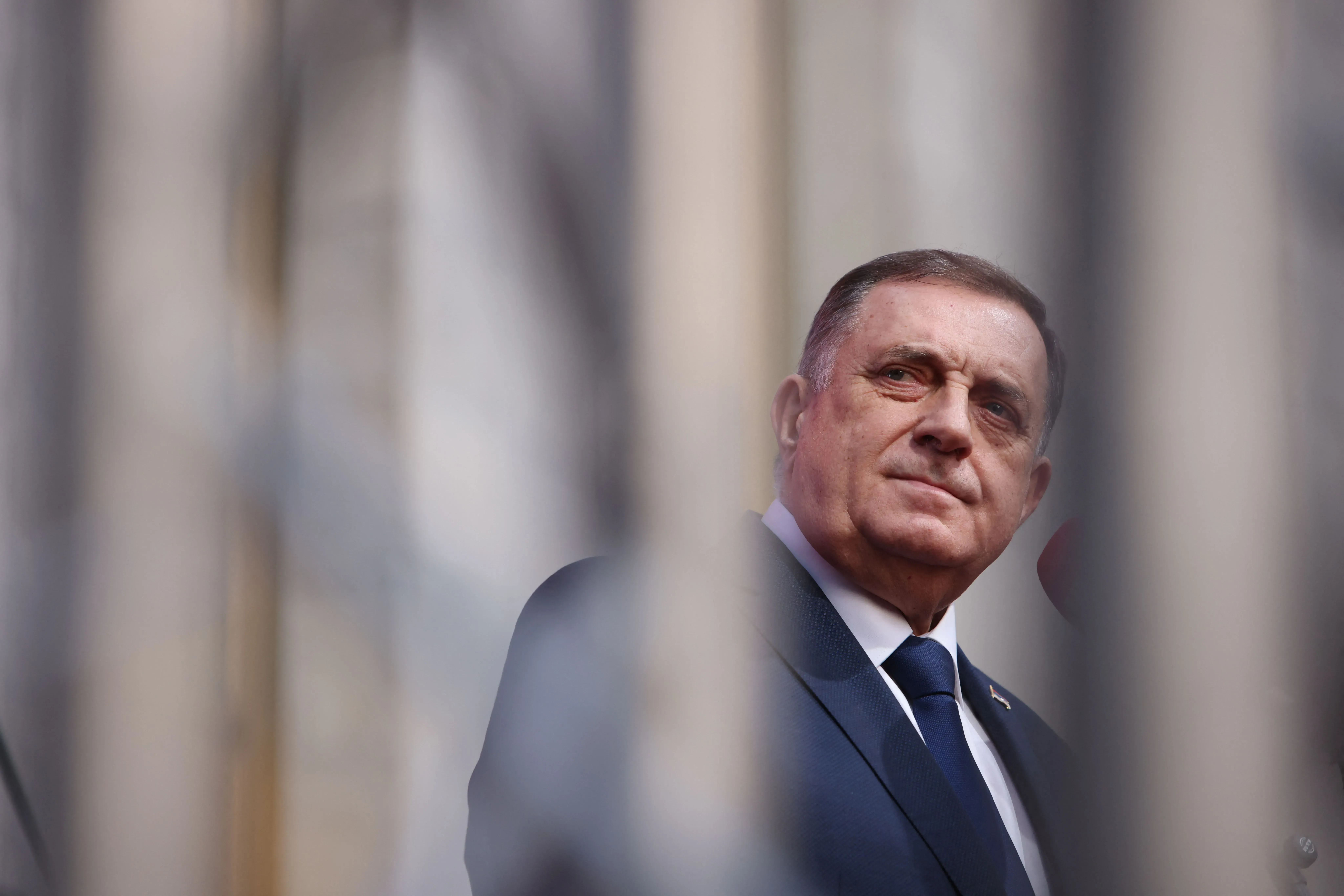 ميلوراد دوديك، زعيم جمهورية صربسكا، يظهر في مناسبة عامة، معبرًا عن تحديه للسلطات الانتخابية بعد إدانته.