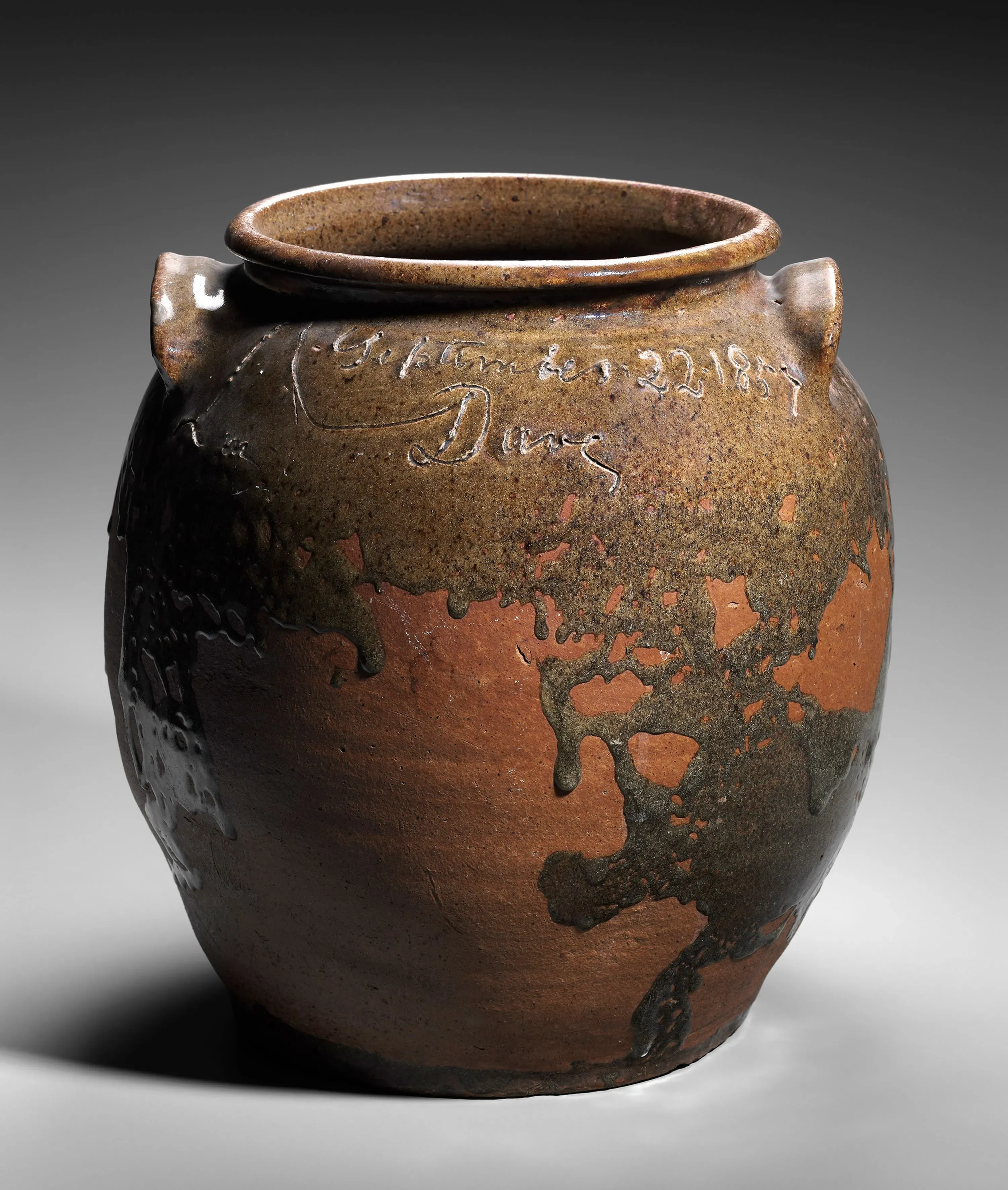 جرة خزفية من صنع ديفيد دريك، تعود لعام 1857، تحمل نقوشًا تعبر عن ظروف حياته كعبد. تُظهر العمل الفني أهمية التراث الثقافي.