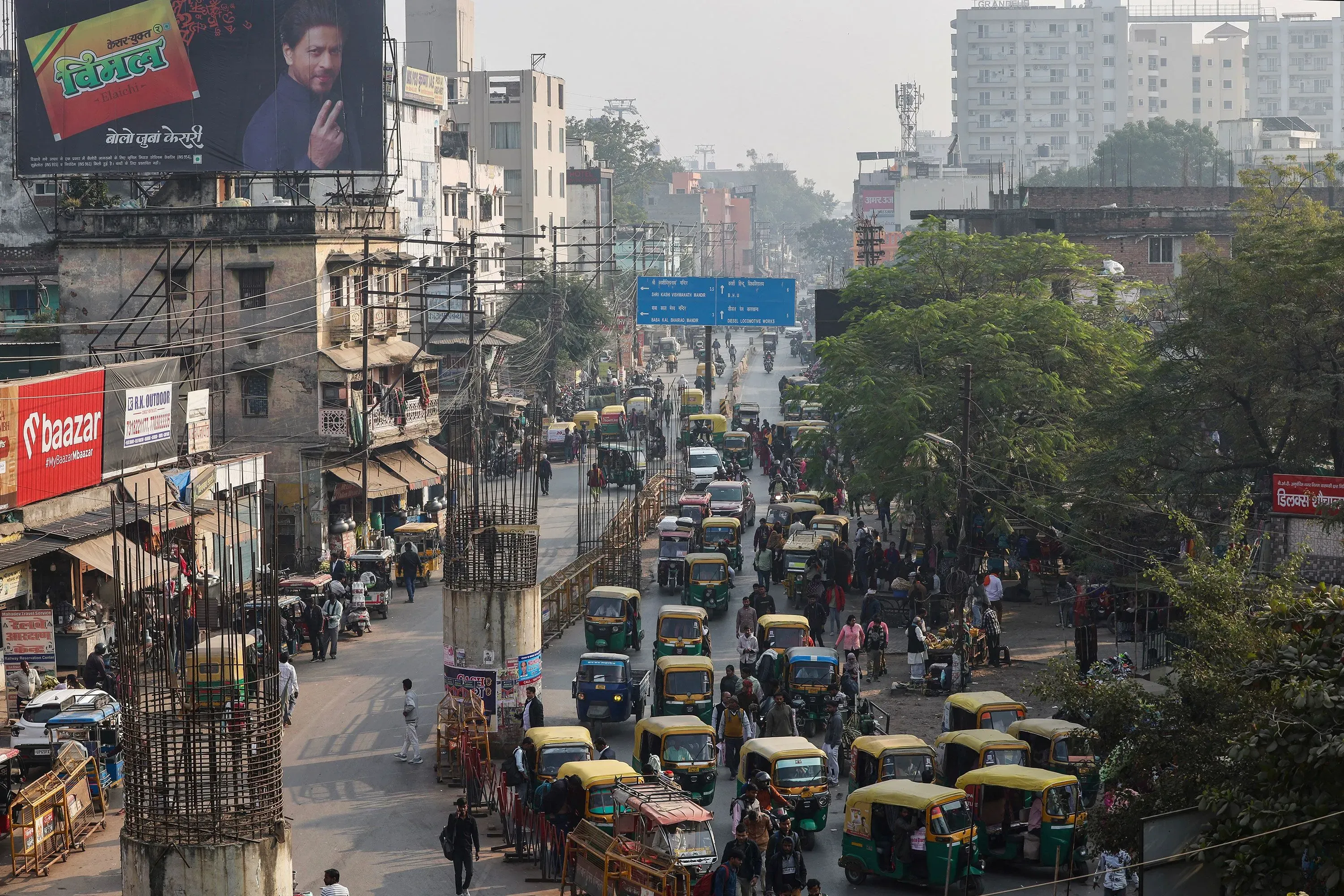 ازدحام مروري في مدينة هندية، يظهر سيارات توصيل وأشخاص يسيرون، يعكس تحديات عمال التوصيل في ظل إضرابهم للمطالبة بحقوقهم.