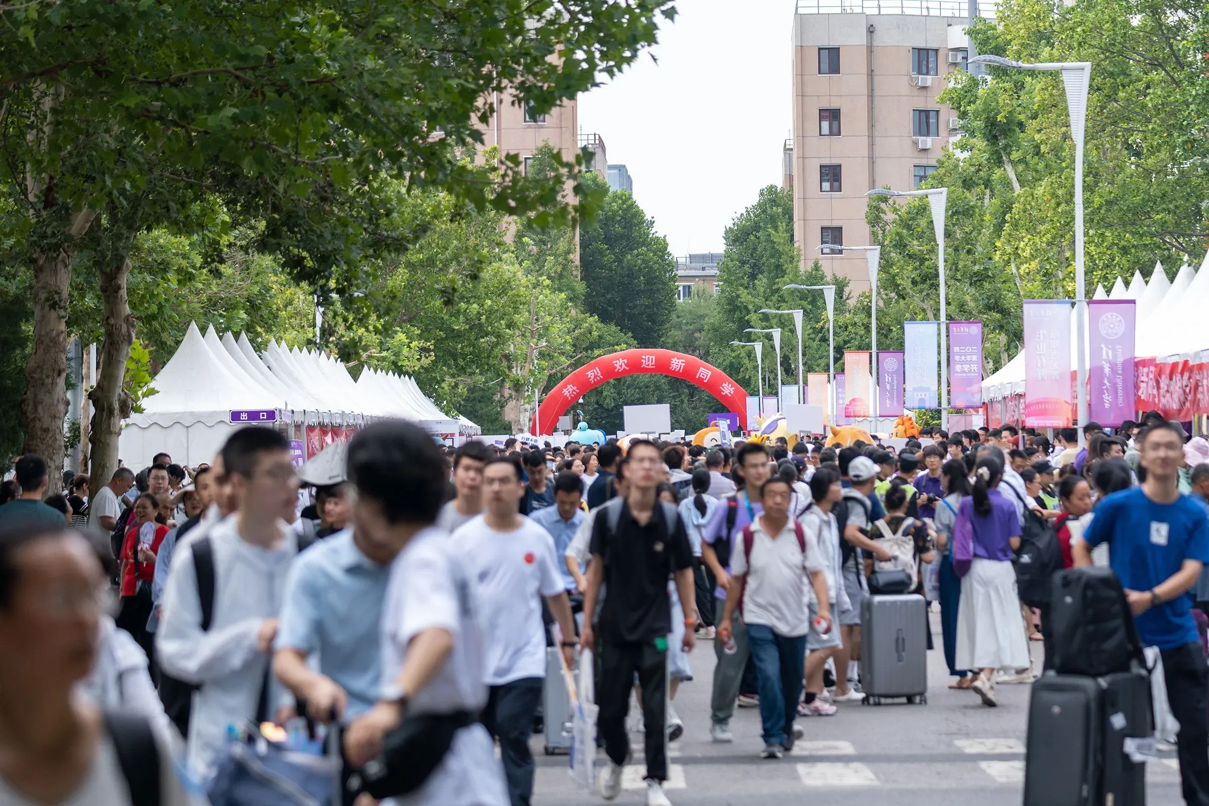 حشود من الطلاب والباحثين في حدث أكاديمي في الصين، حيث يتزايد الاهتمام بجذب المواهب العلمية من الخارج.