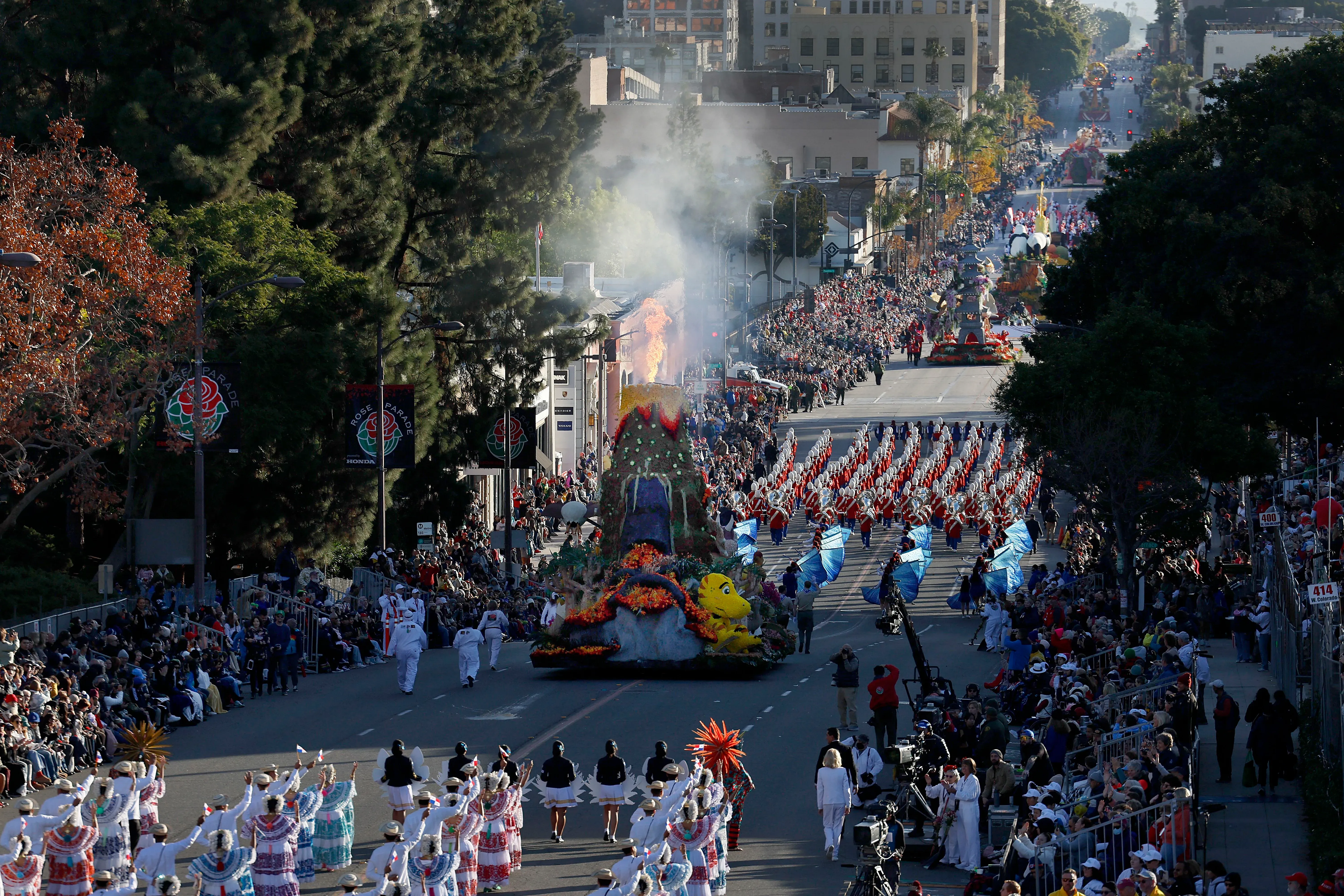موكب الورود في باسادينا، كاليفورنيا، حيث يتجمع الحضور لمشاهدة العروض الملونة، وسط تحذيرات من الأمطار الغزيرة المتوقعة.